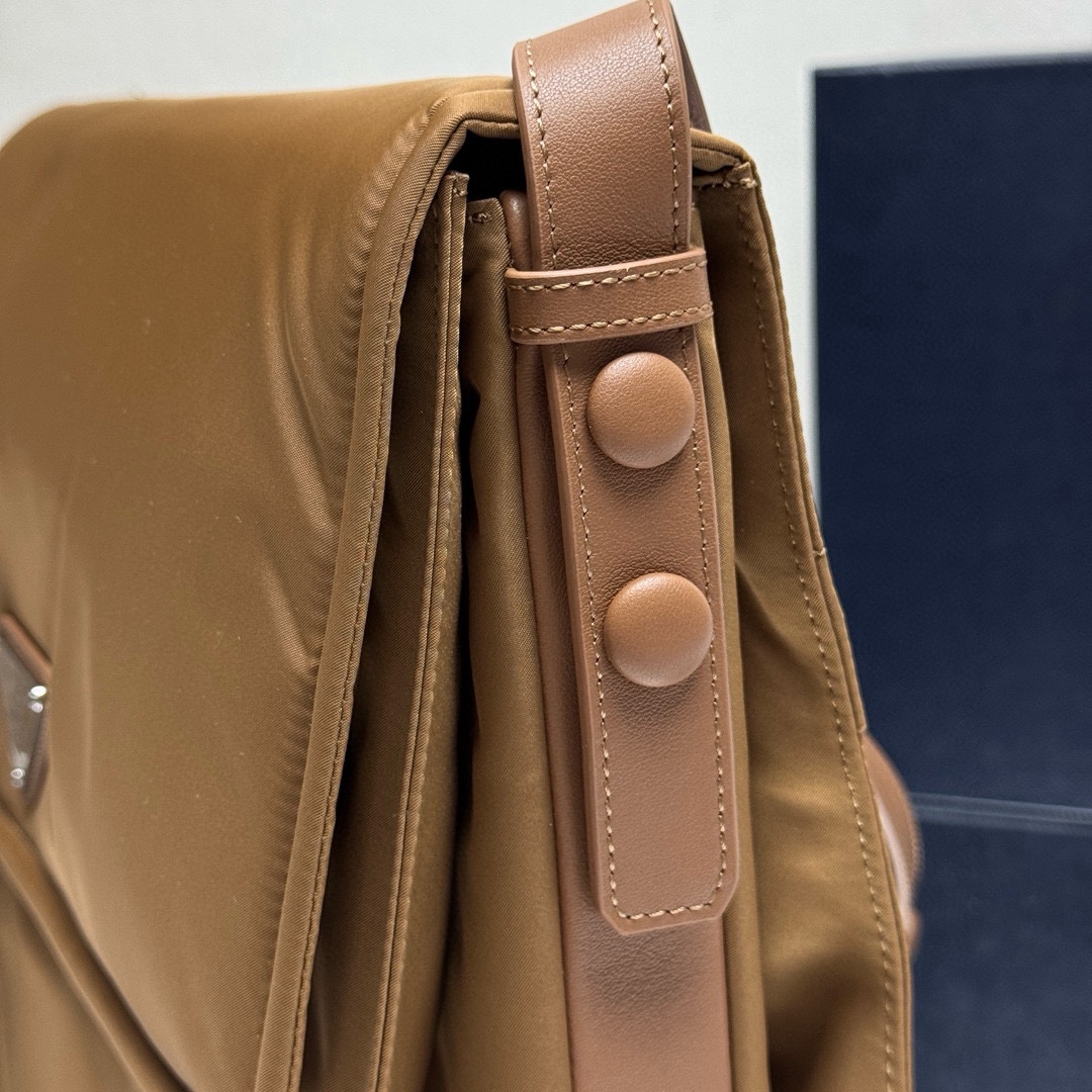 批💰560 【原单】✨新品首发✨PradaCini系列1BD256大号超级百搭好看时髦潮人一定要买它！这款单肩包选用Re-Nylon再生尼龙材质打造。可持续材质的应用象征Prada在面料的演进。翻盖式包身配有可调式皮革肩带，传统与现代材质邂逅，造就都市优雅风格。背面口袋设计别具功能性，翻盖处饰以涂珐琅金属三角形徽标，鲜明醒目。简直是太棒了👏……中性款男女都🉑️
Size:36*28*14cm