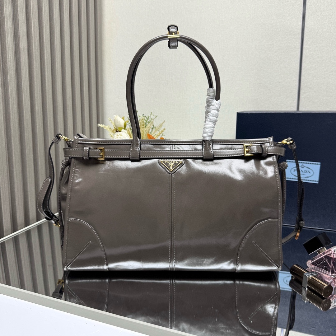 NO:584420,[Top original order] LusSolf Oil Wax Leather 1BA433 Large This hand-held crossbody bag is made of imported oil wax leather. The shiny color exudes a classic atmosphere. It is equipped with a detachable and adjustable long shoulder strap, which is convenient for matching on different occasions. It has a very large capacity and is easy to use. It is definitely a must-have for fashionistas. Hurry up and take this retro style handbag home!  Dimensions: length 38x height 30x bottom 12cm!  , Prada [price based on quantity], prada, satchels, crossbody bags19860909【顶级原单】LusSolf油腊皮1BA433大号这款手提斜挎包采用进口油腊皮,油亮的色泽散发出古典气息,配有一条可拆卸调节的长肩带,方便不同场合搭配,容量空间非常大,巨巨好用,绝对是时商达人们的必备款,赶紧把这款复古格调手拎包带回家吧！尺寸长38x高30x底12cm！,普拉达【跑量价】,prada,satchels,crossbody bags,Bag