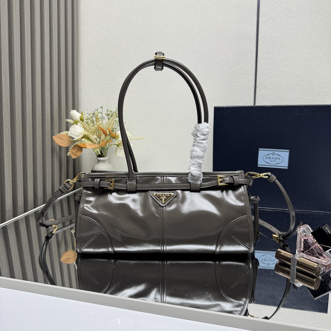 NO:584415,[Top original order] Small size 1BA426 (long wrist) LusSolf oil wax leather 1BA426 small size. This portable crossbody bag is made of imported oil wax leather. The shiny color exudes a classic atmosphere. It is equipped with a detachable and adjustable long shoulder strap, which is convenient for different occasions. It has a very large capacity and is easy to use. It is definitely a must-have for fashionistas. Hurry up and take this retro style handbag home!  Dimensions: length 32x height 15.5x bottom 12cm, Prada [price based on quantity], prada, satchels, crossbody bags19860909【顶级原单】小号1BA426（长手腕）LusSolf油腊皮1BA426小号这款手提斜挎包采用进口油腊皮,油亮的色泽散发出古典气息,配有一条可拆卸调节的长肩带,方便不同场合搭配,容量空间非常大,巨巨好用,绝对是时商达人们的必备款,赶紧把这款复古格调手拎包带回家吧！尺寸长32x高15.5x底12cm,普拉达【跑量价】,prada,satchels,crossbody bags,Bag