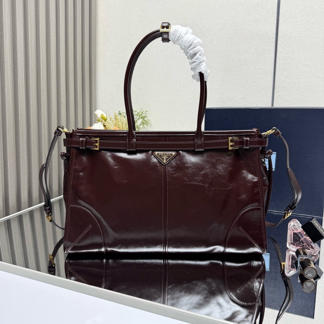 NO:584424,[Top original order] LusSolf Oil Wax Leather 1BA433 Large This hand-held crossbody bag is made of imported oil wax leather. The shiny color exudes a classic atmosphere. It is equipped with a detachable and adjustable long shoulder strap, which is convenient for matching on different occasions. It has a very large capacity and is easy to use. It is definitely a must-have for fashionistas. Hurry up and take this retro style handbag home!  Dimensions: length 38x height 30x bottom 12cm, Prada [price based on quantity], prada, satchels, crossbody bags19860909【顶级原单】LusSolf油腊皮1BA433大号这款手提斜挎包采用进口油腊皮,油亮的色泽散发出古典气息,配有一条可拆卸调节的长肩带,方便不同场合搭配,容量空间非常大,巨巨好用,绝对是时商达人们的必备款,赶紧把这款复古格调手拎包带回家吧！尺寸长38x高30x底12cm,普拉达【跑量价】,prada,satchels,crossbody bags,Bag