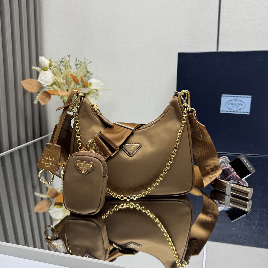 NO:385312,[Top original list] Prada's new nylon Hobo hand-carrying/gold hardware underarm bag Internet celebrity sister group, which is crazy about planting grass and popular in the fashion industry, has released a new model!  This Hobo bag is awesome design, one bag of three-purpose waist bag/crossbody/single handle is replaced with a chain. When the bag under the armpit is more sexy, it is also equipped with a long shoulder strap. My favorite is that the shoulder strap is also hung with a small hanging (small bag). You can also hang other bags and trousers as accessories to echo. There is no match for various clothes. Babies, hurry up and buy it. It’s so beautiful. Model 1BH204, size 22X, height 12x bottom 6cm, Prada [top original list], prada, prada, prada19860909【顶级原单】Prada新款nylon Hobo手拎/金色五金腋下包网红姐妹团疯狂种草而风靡时尚圈的hobo 出了新款！这款Hobo包设计太棒了一包三用腰包/斜挎/单挎把手柄换成了链条,当腋下包多了一抹子性感,还配上长肩带,最爱的是肩带还挂着个小挂饰（小包）,也可以挂其它包和裤头当饰品呼应 平常各种衣着搭配都没 问题宝宝们赶紧入手哦,太美了型号1BH204,尺寸长22X高12x底6cm,普拉达【顶级原单】,prada,prada,Bag