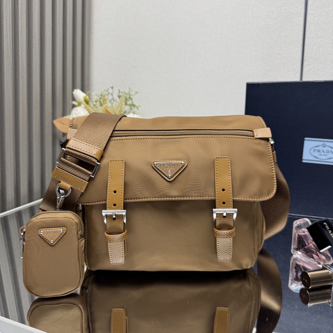 NO:385324,【Top Original List】New Postman Bag 1BD953 This Prada Re-Edition 2005 three-in-one crossbody bag is made of Re-Nylon recycled nylon material, and the design is inspired by the iconic mini Hobo handbag. Re-Nylon recycled nylon is derived from recycled nylon yarn (ECONYL), which is made by purifying marine plastics, fishing nets and textile fiber recycling. The Saffiano leather trim is unique, and there are removable bags on the shoulder straps to create a variety of shapes. The upper body effect is great, hurry up and buy it again. Another permanent outdated hit model is 27x high and 20.5x bottom 12cm, Prada [Top Original List], prada, prada, satchels, crossbody bags19860909【顶级原单】新款邮差包1BD953 这款Prada Re-Edition 2005三合一斜挎包采用Re-Nylon再生尼龙材质打造,设计灵感源于标志性的迷你Hobo手袋.Re-Nylon再生尼龙源自再生尼龙纱线（ECONYL）,该纱线通过提纯海洋塑料、渔网和纺织纤维回收物制成.Saffiano皮革饰边设计别出心裁,肩带处配有可拆卸的小袋,塑造百变造型.上身效果非常棒,赶紧入手吧又是一款永久不过时爆款尺寸长27x高20.5x底12cm,普拉达【顶级原单】,prada,prada,satchels,crossbody bags,Bag