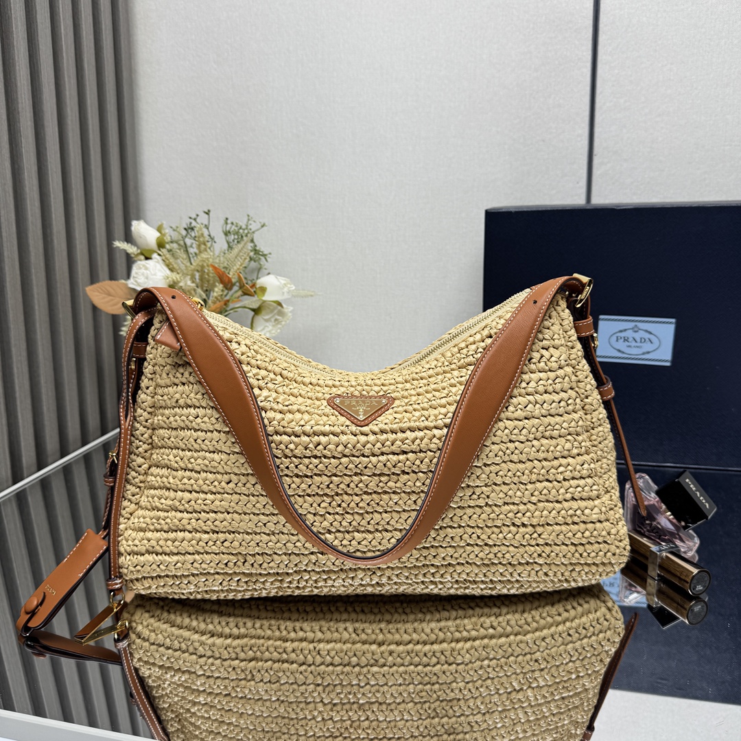 NO:385336,[Top original list] The straw woven underarm bag large size 1BC228 This purely hand-woven underarm bag is awesome. The crochet and exquisite leather details are uniquely integrated, reinterpreting the soft silhouette of the Prada Aimée handbag. The texture and material achieve a harmonious balance, sublimating the ever-changing modern shape, and the classic metal triangle logo adds the finishing touch. The upper body effect is great, and the turnover rate is 100% must-have in summer. Hurry up and buy it. Size length 39x height 24x bottom 12cm!  ,Prada [Top Original List],prada,prada,espadrilles19860909【顶级原单】草编腋下包大号1BC228这款纯手工编织腋下包设计太棒了 钩编与精致皮革细节别出心裁地融为一体,重新诠释Prada Aimée手袋柔美廓形.纹理与材质达成和谐平衡,升华百变摩登造型,经典金属三角形徽标画龙点睛. 上身效果非常棒,回头率百分之百夏天必备赶紧入手吧尺寸长39x高24x底12cm！,普拉达【顶级原单】,prada,prada,espadrilles,Bag