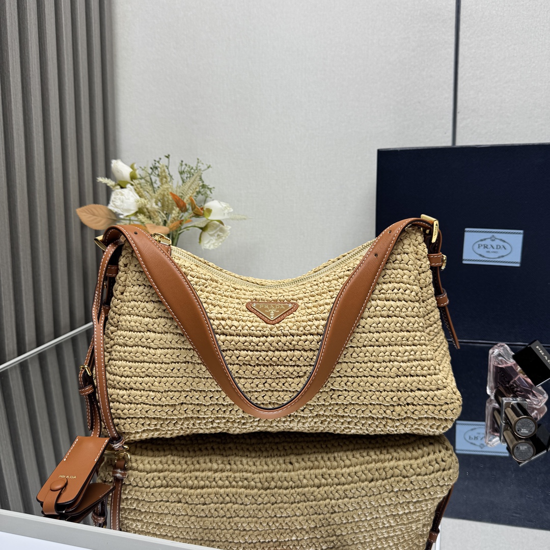 NO:385349,[Top Original List] Straw woven underarm bag Medium 1BC247 This purely hand-woven underarm bag is awesome. The crochet and exquisite leather details are uniquely integrated, reinterpreting the soft silhouette of the Prada Aimée handbag. The texture and material achieve a harmonious balance, sublimating the ever-changing modern shape, and the classic metal triangle logo adds the finishing touch. The upper body effect is great, and the turnover rate is 100% must-have in summer. Hurry up and buy it. Size length 34x height 19.5x bottom 10cm!  ,Prada [Top Original List],prada,prada,espadrilles19860909【顶级原单】草编腋下包中号1BC247这款纯手工编织腋下包设计太棒了 钩编与精致皮革细节别出心裁地融为一体,重新诠释Prada Aimée手袋柔美廓形.纹理与材质达成和谐平衡,升华百变摩登造型,经典金属三角形徽标画龙点睛. 上身效果非常棒,回头率百分之百夏天必备赶紧入手吧尺寸长34x高19.5x底10cm！,普拉达【顶级原单】,prada,prada,espadrilles,Bag