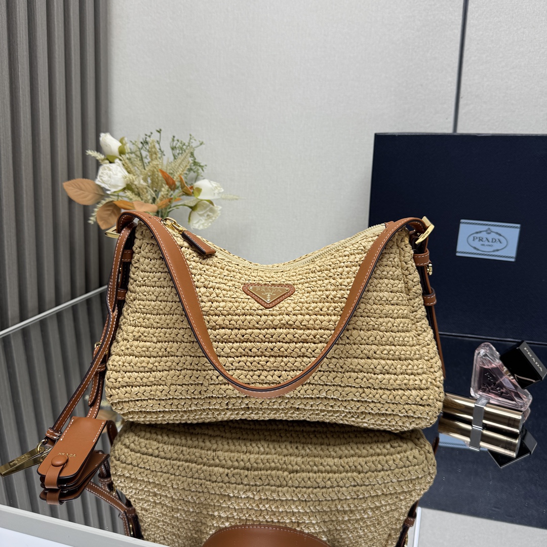 NO:385253,[Top Original List] Straw woven underarm bag Small 1BC229 This purely hand-woven underarm bag is awesome. The crochet and exquisite leather details are uniquely integrated, reinterpreting the soft silhouette of the Prada Aimée handbag. The texture and material achieve a harmonious balance, sublimating the ever-changing modern shape, and the classic metal triangle logo adds the finishing touch. The upper body effect is great, and the turnover rate is 100% must-have in summer. Hurry up and buy it. Size length 31x high 18x bottom 10cm!  ,Prada [Top Original List],prada,prada,espadrilles19860909【顶级原单】草编腋下包小号1BC229这款纯手工编织腋下包设计太棒了 钩编与精致皮革细节别出心裁地融为一体,重新诠释Prada Aimée手袋柔美廓形.纹理与材质达成和谐平衡,升华百变摩登造型,经典金属三角形徽标画龙点睛. 上身效果非常棒,回头率百分之百夏天必备赶紧入手吧尺寸长31x高18x底10cm！,普拉达【顶级原单】,prada,prada,espadrilles,Bag