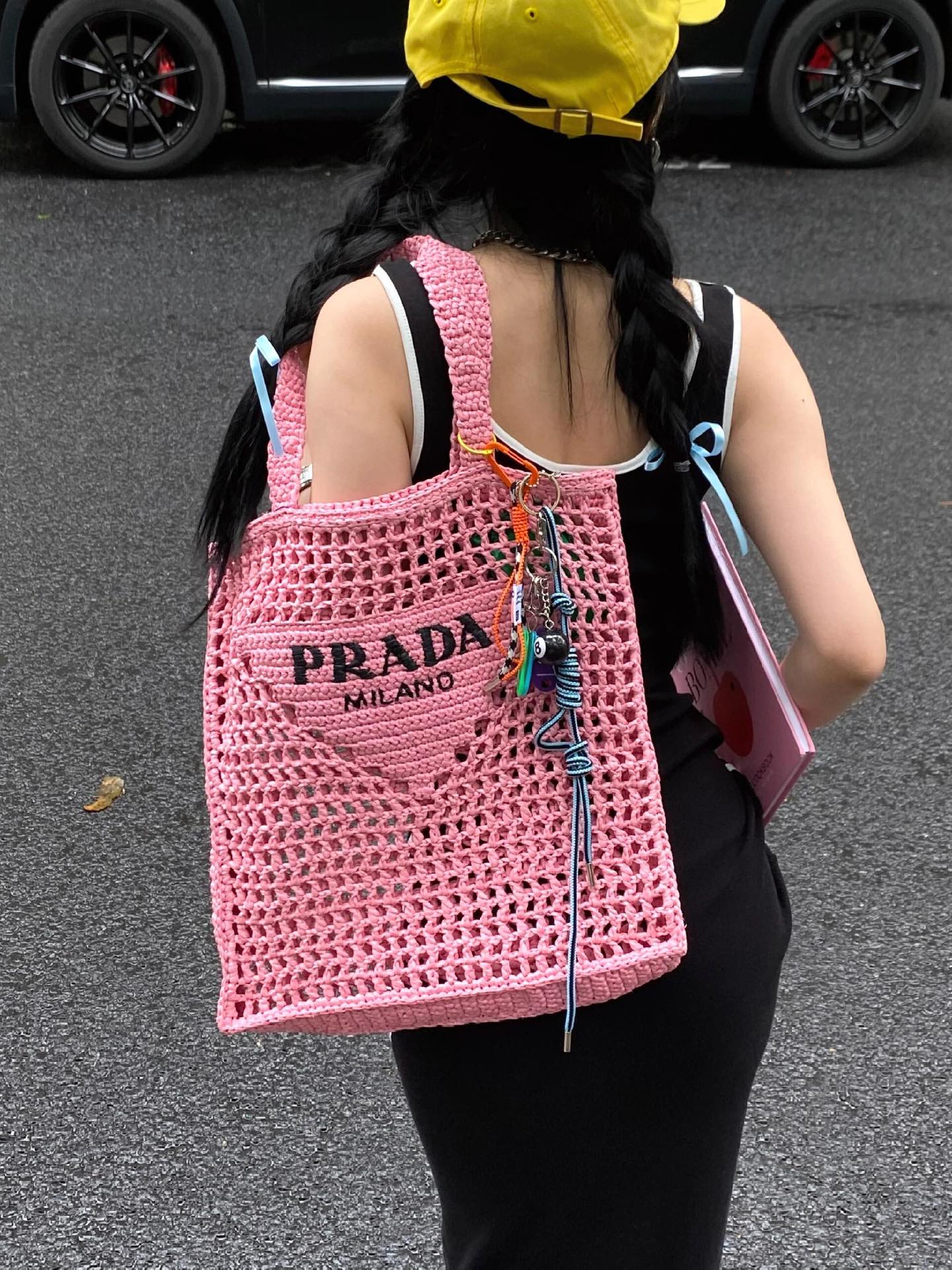 NO:385282,Pink braided bag hard to control the summer wear a small skirt, Prada [top original list], prada, skirts19860909被粉色编织包硬控了夏天穿小裙子超出片,普拉达【顶级原单】,prada,skirts,Bag