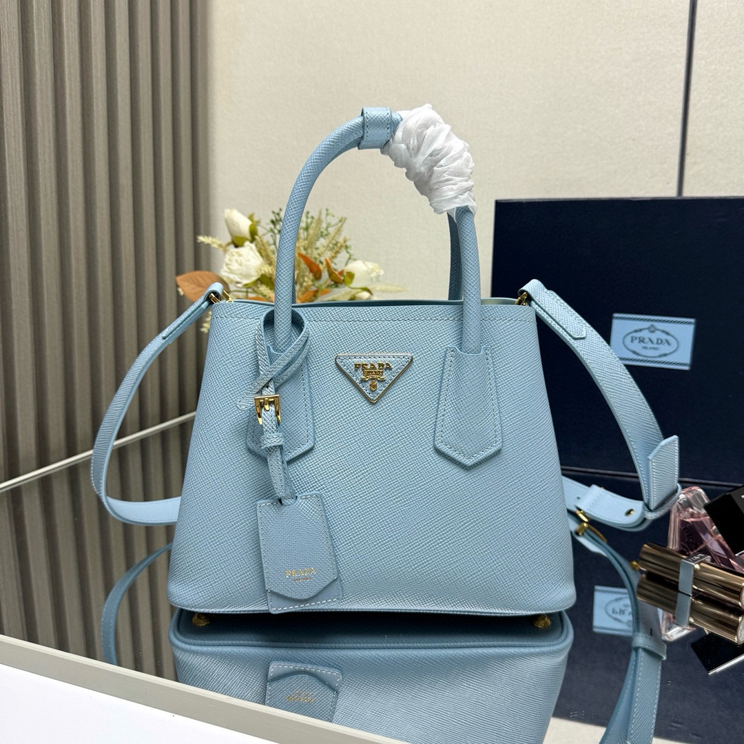 NO:339634,[Top original list] New counter (small) 1BG443 arrived Prada Double handbag revives the brand's classic design with exquisite details and creates new ideas with a compact configuration. The front is decorated with a classic metal letter logo with removable shoulder straps and crossbody on the shoulder. It is paired with tag accessories, built-in double compartments, perfect details in the middle inner bag, the goddess must have, Super 5 size 25* height 18.5* width 12.5cm!  ,PRADA,prada19860909【顶级原单】专柜新款（小号）1BG443到货啦Prada Double手袋以精致考究的细节焕新品牌经典设计,以紧凑构型焕现新意.正面的同色系皮革三角形处加入闪熠的经典金属字母徽标,配以可拆卸肩带,肩背斜挎皆宜,搭配吊牌配饰,内置双隔层,中间内袋完美细节女神必备,超级棒5尺寸长25*高18.5*宽12.5cm！,PRADA,prada,Bag