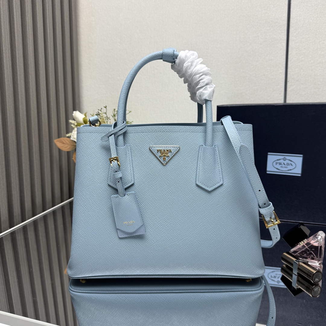 NO:339643,[Top original list] The new counter model (large size) 1BG arrived. Prada Double handbags revive the brand's classic design with exquisite details and revive new styles with compact configuration. The front is decorated with a classic metal letter logo with removable shoulder straps and crossbody on the shoulder. It is paired with tag accessories, built-in double compartments, perfect details of the middle inner bag, the goddess must have, Super 5 size 33*height 24.5*width 14cm!  ,PRADA,prada19860909【顶级原单】专柜新款（大号）1BG到货啦Prada Double手袋以精致考究的细节焕新品牌经典设计,以紧凑构型焕现新意.正面的同色系皮革三角形处加入闪熠的经典金属字母徽标,配以可拆卸肩带,肩背斜挎皆宜,搭配吊牌配饰,内置双隔层,中间内袋完美细节女神必备,超级棒5尺寸长33*高24.5*宽14cm！,PRADA,prada,Bag