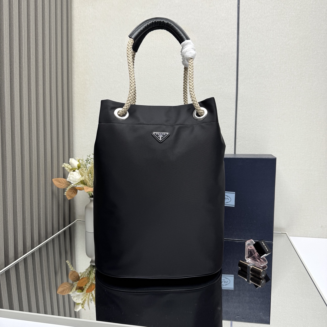 NO:880240,[Top original order] New men's bucket bag large size 2VG133 catwalk model this Re-Nylon The design of the handbag is made of nylon fabric and calfskin. The unique combination adds charming embellishments. The sliding rope handle highlights the flexibility of this handbag, which is easy to carry or carry on the shoulder/crossbody. It has top-quality hardware. It has large capacity and is very casual and fashionable. It is also a popular style that will never go out of style. Baby, hurry up and get it. Size: length 34x height 44x bottom 24cm, Prada [price based on quantity], prada, cowhide19860909【顶级原单】新款男款水桶包大号2VG133走秀款这款Re-Nylon 手袋的設計采用尼龙面料和小牛皮.獨特的組合添上迷人點綴.滑動式繩索手挽凸顯這款手袋的靈活百搭,方便手提或肩背/斜跨,顶级五金.容量空间大,非常休闲时尚,又是一款永久不过时爆款,宝宝们,赶紧入手吧尺寸:长34x高44x底24cm,普拉达【跑量价】,prada,cowhide,Bag