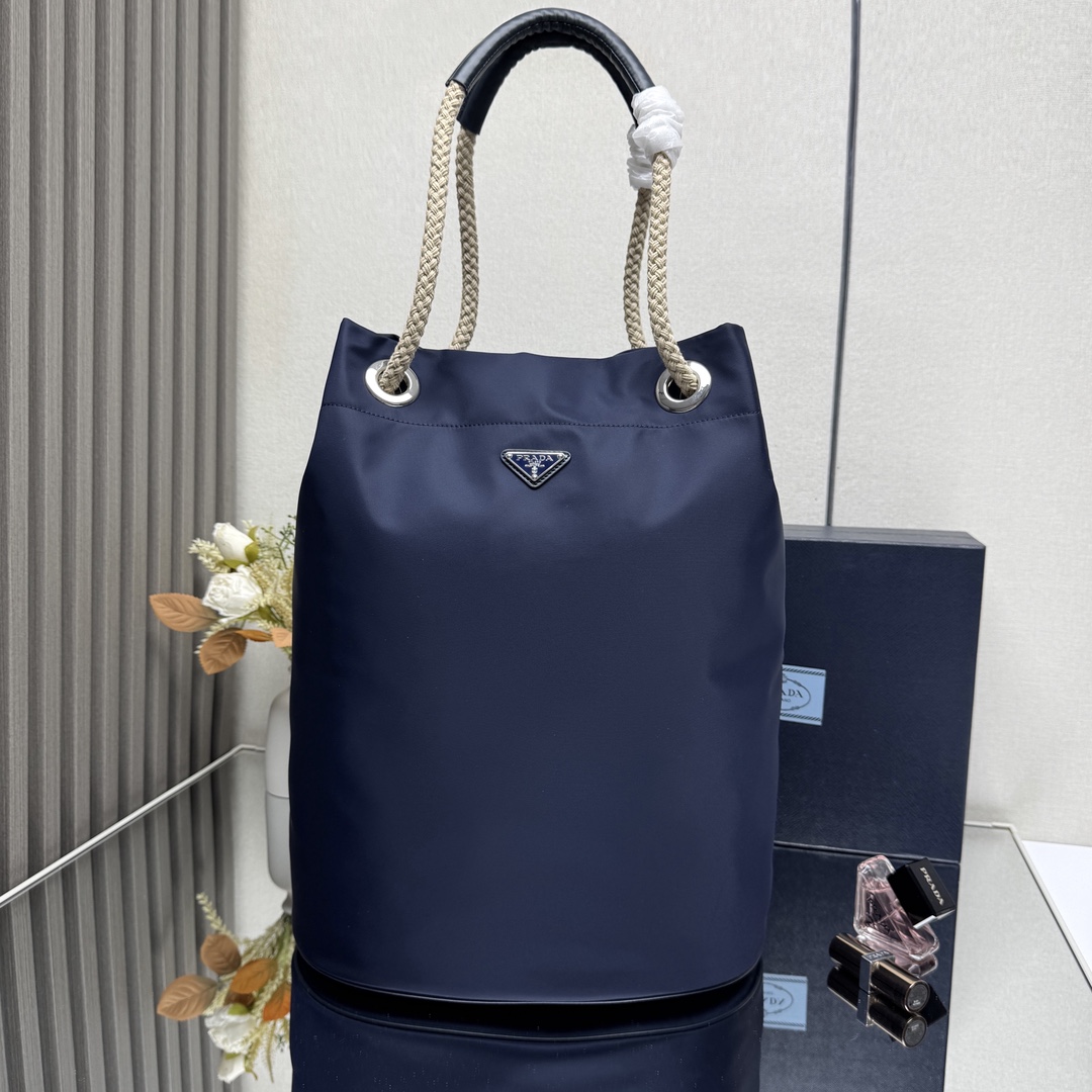 NO:339695,[Top original list] New men's bucket bag large 2VG133 catwalk model This Re-Nylon handbag is designed with nylon fabric and calfskin. The unique combination is charming. The sliding rope hand-held highlights the flexibility and versatility of this handbag, which is convenient for carrying or shoulders/slanting spans, top hardware. The capacity is large, very casual and fashionable, and it is another permanent outdated hot model. Babies, hurry up and buy it. Size: 34x long, 44x bottom 24cm, PRADA, prada, cowhide19860909【顶级原单】新款男款水桶包大号2VG133走秀款这款Re-Nylon 手袋的設計采用尼龙面料和小牛皮.獨特的組合添上迷人點綴.滑動式繩索手挽凸顯這款手袋的靈活百搭,方便手提或肩背/斜跨,顶级五金.容量空间大,非常休闲时尚,又是一款永久不过时爆款,宝宝们,赶紧入手吧尺寸:长34x高44x底24cm,PRADA,prada,cowhide,Bag