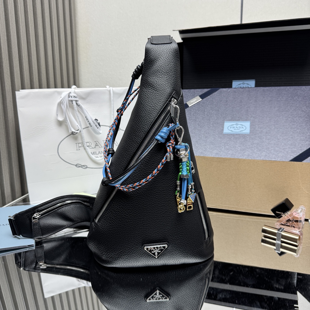 NO:339585,Special grade [top original list] New chest bag 2VZ092 pendant style This leather handbag expresses the duality contained in the aesthetics of the Prada brand, and the contrasting simple outline shows a fashionable mix and match style. This shoulder bag has multiple zippered pockets embellished with the iconic triangle logo. It is light and practical. Get it now. Size length 26.5x height 47.5x bottom 10cm, PRADA, prada, shoulder bags19860909特级【顶级原单】专柜新款胸包2VZ092吊饰款 这款皮革手袋表达了Prada品牌美学蕴含的二元性,对比鲜明的简约轮廓彰显时髦混搭风格.这款单肩包设有多个拉链口袋,点缀以标志性的三角形徽标.轻便又实用.赶紧入手吧尺寸长26.5x高47.5x底10cm,PRADA,prada,shoulder bags,Bag