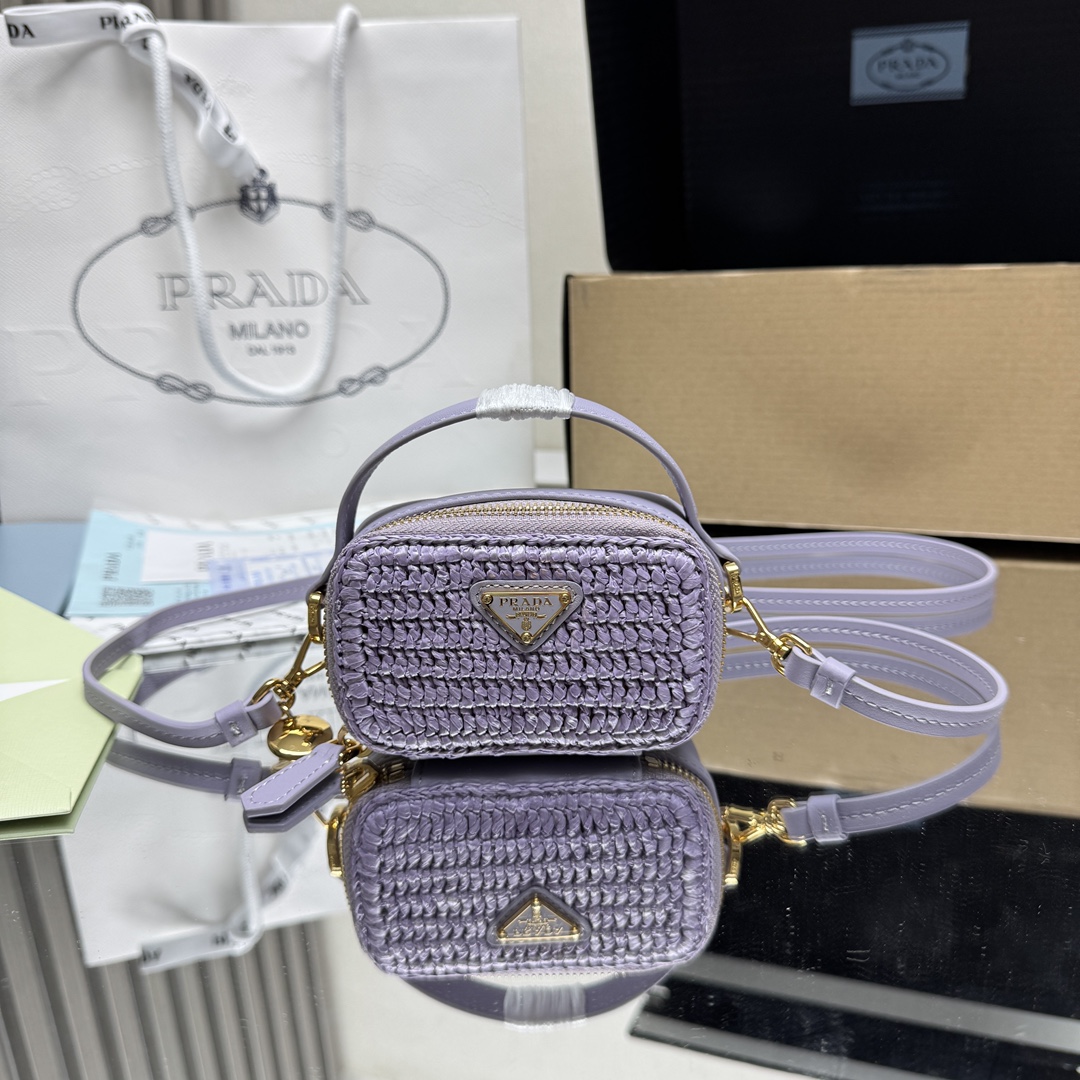 NO:339602,Special grade [top original list] New woven hand-to-wear bag 1NR025mini This mini bag is made of pure hand-woven, printed nylon lining, cowhide handle, and a removable calfskin long shoulder strap. A gorgeous and functional design, and the space can be equipped with lipstick/headphones/keys... Must have it in summer, so beautiful. Worth buying. Size length 11cm*height 6.5cm*width 2.5cm, PRADA, prada, cowhide19860909特级【顶级原单】新款编织手提款小包1NR025mini款这款mini小包采用纯手工编织,印花尼龙内里,牛皮手提柄,配一条可拆卸小牛皮长肩带.华美且不失功能性的设计,空间可装口红/耳机/钥匙....夏天必备,太美了.值得入手尺寸长11cm*高6.5cm*宽2.5cm,PRADA,prada,cowhide,Bag