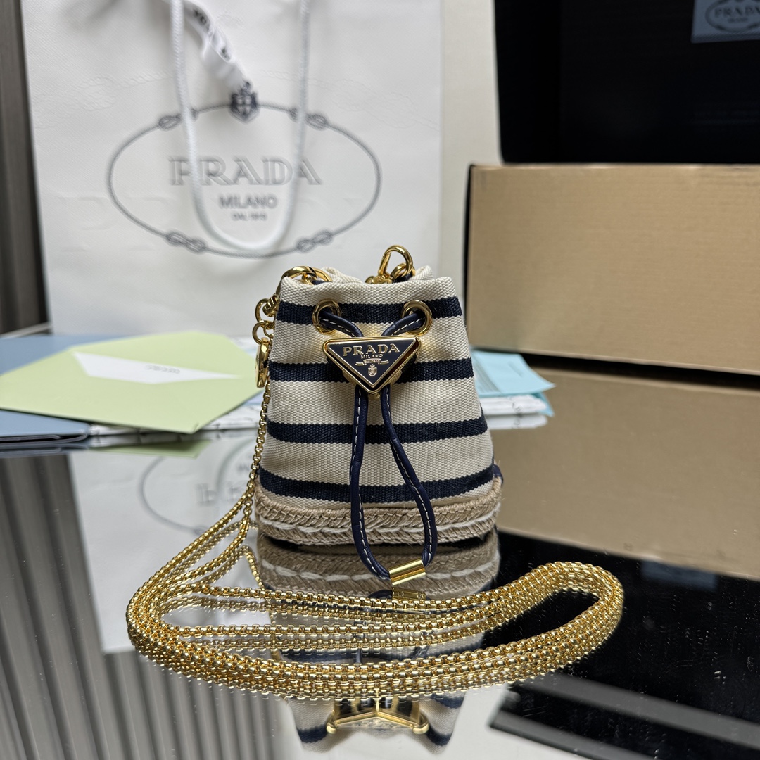 NO:339705,[Top Original List] Mini Bucket 1NR016 Stripe This mini bag is a brand new interpretation of the classic nautical style elements, presenting elegant summer texture and exquisite details. It is made of striped fabric. The design at the bottom is inspired by straw shoes, paired with leather drawstrings and exquisite removable shoulder straps. It is so cute, I lovely, Is it a must-have for summer? Beautiful girls, hurry up and buy it. Another one is long but popular. Size length 9x height 9.5x bottom 6cm, PRADA, prada, espadrilles19860909【顶级原单】迷你小水桶1NR016条纹款这款迷你小包崭新诠释经典航海风元素,呈现典雅的夏日质感与精致细节.选用条纹织物打造,底部的设计灵感源自草编鞋,搭配皮革抽绳与精致可拆卸肩带.太可爱了可仙可酷,难道你不心动夏天必备,美妞们,赶紧入手吧.又是一款永久不过爆款尺寸长9x高9.5x底6cm,PRADA,prada,espadrilles,Bag