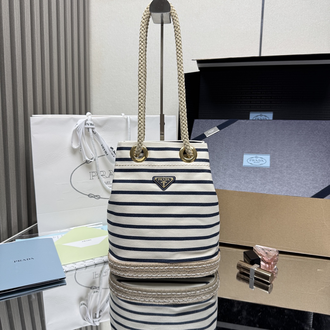 NO:339716,[Top Original List] New Bucket Bag 1BE082 Stripe This fabric bucket bag is decorated with nautical style stripes pattern, adding color to the shape. The design at the bottom is inspired by straw shoes, and the rope is another detail element that symbolizes the navigation world, creating a strong summer style. Top hardware, large capacity and space, very casual and fashionable, a must-have in summer, and it is another permanent outdated hot product. Babies, hurry up and buy it. Size length 28x height 23.5x bottom 15cm, PRADA, prada, espadrilles19860909【顶级原单】新款水桶包1BE082条纹款这款织物水桶包饰以航海风条纹图案,为造型增添色彩.底部的设计灵感源自草编鞋,绳索则是象征着航海世界的另一细节元素,共同营造出浓郁的夏日风情.顶级五金,容量空间大,非常休闲时尚,夏天必备,又是一款永久不过时爆款,宝宝们,赶紧入手吧尺寸长28x高23.5x底15cm,PRADA,prada,espadrilles,Bag