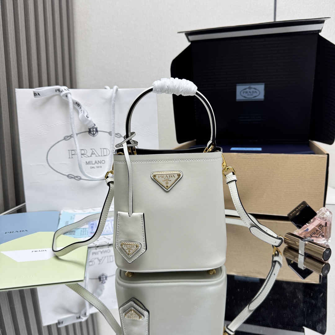NO:339761,[Top Original List] New Bucket Bag 1BA373 Arrival This elegant Prada Panier handbag uses imported plain cowhide leather, with lambskin inside, and a detachable shoulder strap design to facilitate the change of shape at will. The name sign decorated with metal logo adds a touch of personality. It is so beautiful that it is a must-have in summer. If you like babies, hurry up and buy it. The size is 15*height 16*width 9.5cm! ,PRADA,prada,cowhide,sheepskin19860909【顶级原单】新款水桶包1BA373到货啦这款优雅的Prada Panier手袋采用进口平纹牛皮,內里搭配小羊皮,可拆卸肩带设计便于随心变换造型,金属徽标装饰的姓名标牌增添一抹个性.太美了夏天必备,喜欢宝宝们.赶紧入手吧.尺寸长15*高16*宽9.5cm！,PRADA,prada,cowhide,sheepskin,Bag