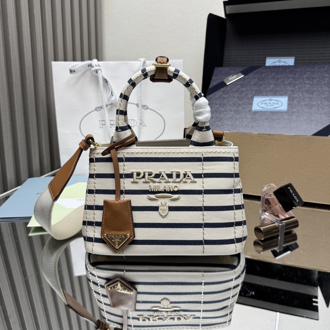 NO:339688,[Top Original List] New Gardener Bag Striped Cotton Canvas 1BA Mini This mini handbag is inspired by the timeless elements of navigation style and reinterprets the model style. Made of cotton canvas, leather trim shows exquisite and versatile personality. Canvas hand handle, removable and adjustable logo printed braided decorative straps, detachable leather keychain, portable/shoulder back, large capacity space, so beautiful, it is another permanent outdated popular model worth having size: length 22x height 15x bottom 13cm, PRADA, prada, keychain19860909【顶级原单】新款园丁包条纹棉质帆布1BA迷你这款迷你手袋受航海风尚隽永元素启发,重新诠释典范型格.选用棉质帆布制成,皮革饰边展示精致百变个性.帆布手提柄,可拆卸可调节徽标印花编织饰带肩带,可拆卸皮革钥匙扣,手提/肩背都可以,容量空间大,太美了,又是一款永久不过时爆款值得拥有尺寸:长22x高15x底13cm,PRADA,prada,keychain,Bag