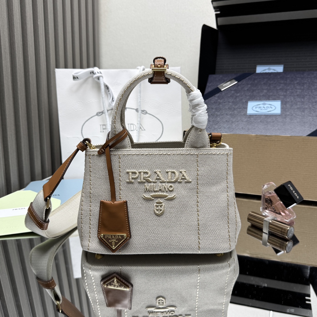 NO:339696,[Top Original List] New Gardener Bag Linen 1BA Mini This mini handbag is inspired by the timeless elements of navigation style and reinterprets the model style. Made of cotton canvas, leather trim shows exquisite and versatile personality. Canvas handheld handle, removable and adjustable logo printed braided decorative straps, detachable leather keychain, portable/shoulder back, large capacity space, so beautiful, it is another permanent outdated popular model worth having size: length 22x height 15x bottom 13cm, PRADA, prada, keychain19860909【顶级原单】新款园丁包亚麻布1BA迷你这款迷你手袋受航海风尚隽永元素启发,重新诠释典范型格.选用棉质帆布制成,皮革饰边展示精致百变个性.帆布手提柄,可拆卸可调节徽标印花编织饰带肩带,可拆卸皮革钥匙扣,手提/肩背都可以,容量空间大,太美了,又是一款永久不过时爆款值得拥有尺寸:长22x高15x底13cm,PRADA,prada,keychain,Bag