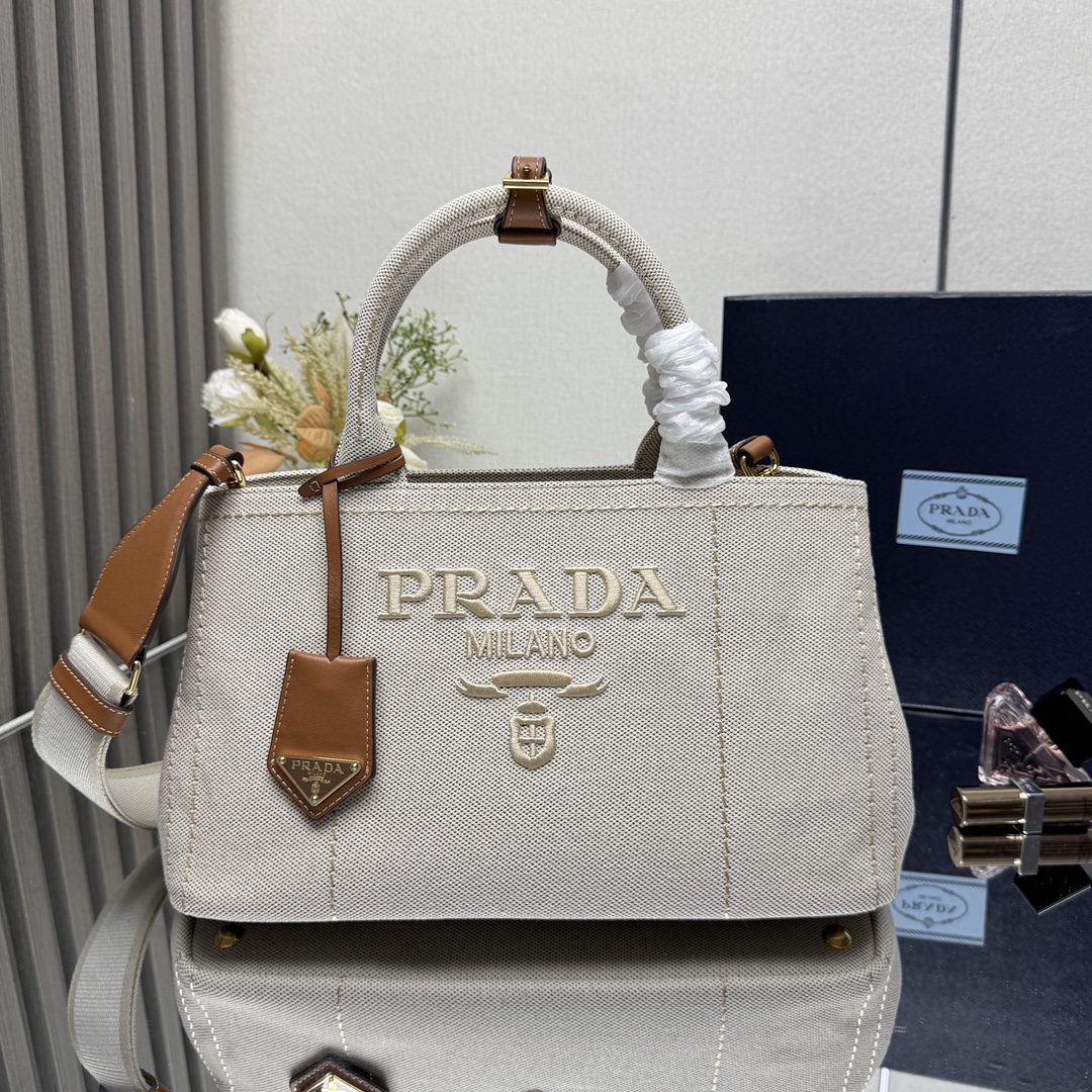 NO:339717,[Top Original List] New Gardener Bag Linen 1BG554 Medium This mini handbag is inspired by the timeless elements of navigation style and reinterprets the model style. Made of cotton canvas, leather trim shows exquisite and versatile personality. Canvas handheld handle, removable and adjustable logo printed braided decorative straps, detachable leather keychain, portable/shoulder back, large capacity space, so beautiful, it is another permanent outdated hot model worth having size: length 33x height 19x bottom 20cm, PRADA, prada, keychain19860909【顶级原单】新款园丁包亚麻布1BG554中号这款迷你手袋受航海风尚隽永元素启发,重新诠释典范型格.选用棉质帆布制成,皮革饰边展示精致百变个性.帆布手提柄,可拆卸可调节徽标印花编织饰带肩带,可拆卸皮革钥匙扣,手提/肩背都可以,容量空间大,太美了,又是一款永久不过时爆款值得拥有尺寸:长33x高19x底20cm,PRADA,prada,keychain,Bag