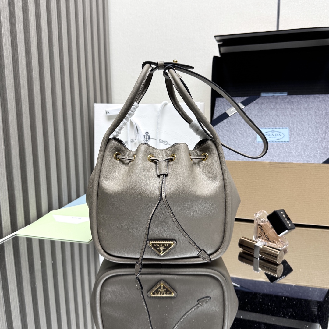 NO:659240,[Top original order] New bucket bag 1BE087 gray. This bucket bag is made of chic and noble calfskin. It is equipped with a detachable long shoulder strap and can be carried in various ways. It can be carried by hand or on the shoulder. The bag mouth is designed with a drawstring. It is highly functional and perfect. The space is large. The upper body effect is good-looking and fashionable. Baby, hurry up and get it. Size length 22x height 21x bottom 10.5cm, PRADA, prada, cowhide19860909【顶级原单】新款水桶包1BE087灰色这款水桶包采用别致高贵小牛皮,配有一条可拆卸长肩带,多种背法.又可手提又可肩带,袋口为抽绳设计,功能性強,太完美空间大,上身效果好看又时尚,宝宝们,赶紧入手吧尺寸长22x高21x底10.5cm,PRADA,prada,cowhide,Bag
