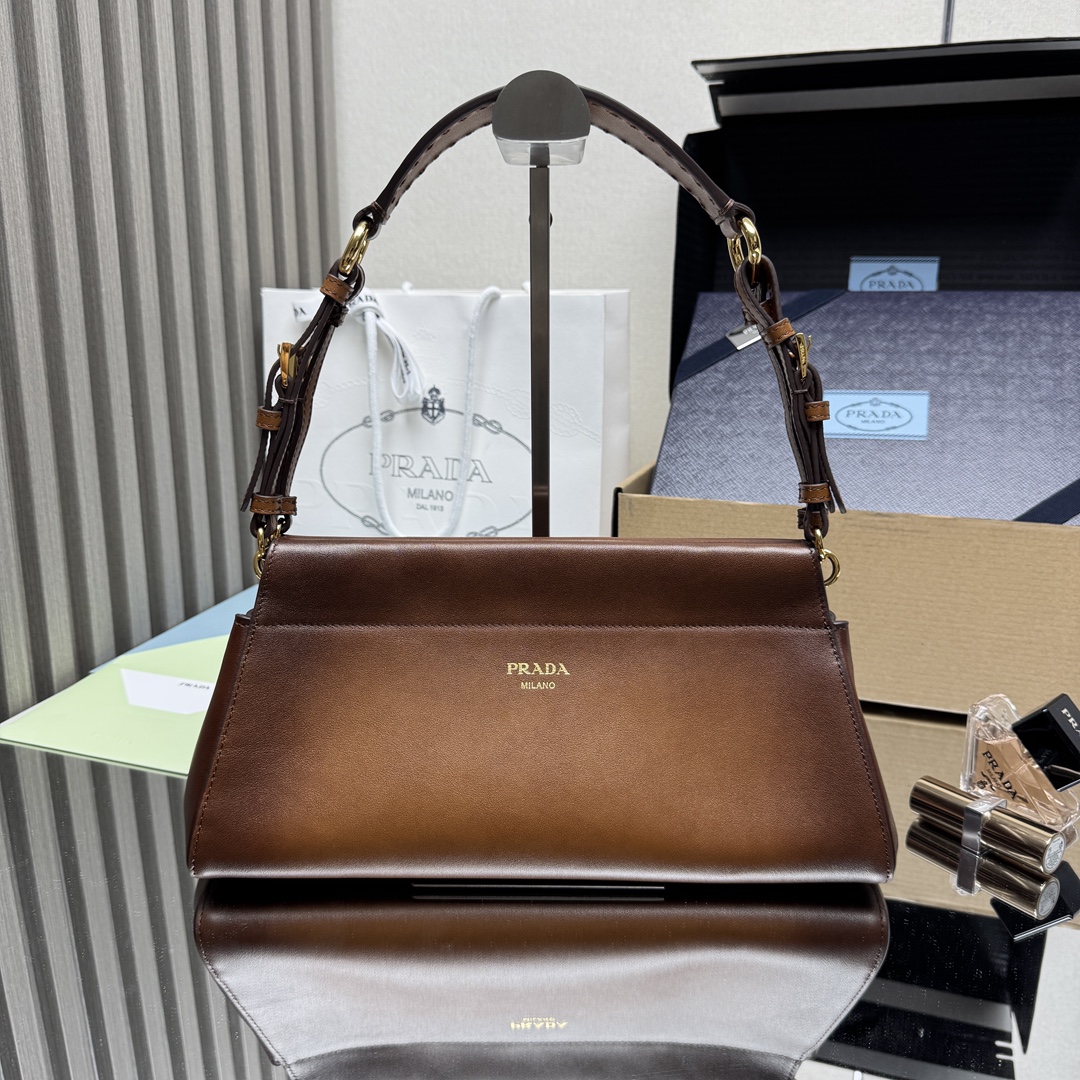 NO:659294,[Top Original Order] New Autumn and Winter Leather Handle 1BC262  The Enchané bag features a retro-charming silhouette reinterpreted in a practical and modern structure. The classic feminine shape is enriched by soft silhouettes and emphasized by the distressed treatment of the leather, which is obtained through innovative craftsmanship techniques. Handle handle  It adds diverse elements to the design, highlighting practical and elegant style. Detachable leather handle, metal accessories, engraved logo on the front and zipper pocket, simple and fashionable, get it now. Size 32.5x15.5x11cm, PRADA, prada19860909【顶级原单】秋冬新款 皮手柄1BC262 Enchané手袋以复古魅力的廓形为特色,实用且现代的结构重新演绎.经典的女性化造型通过柔和廓形得到丰富,并通过皮革的做旧处理得到强调,这种处理是通过创新的工艺技术获得的.手提柄为设计增添了多样化的元素,彰显实用而高雅的风格.可拆卸皮革手提柄,金属配件,正面印刻字徽标配拉链口袋,简约又时尚,赶紧入手吧尺寸32.5x15.5x11cm,PRADA,prada,Bag