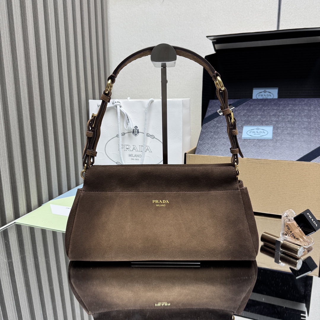 NO:659293,[Top Original Order] New Autumn and Winter Suede 1BC262  Enchané handbag in nubuck leather, characterized by a retro-charming silhouette, reinterpreted in a practical and modern structure. The classic feminine shape is enriched by soft silhouettes and emphasized by the distressed treatment of the leather, which is obtained through innovative craftsmanship techniques. The handle is designed  The design adds diverse elements, highlighting practical and elegant style. Detachable leather handle, metal accessories, front engraved logo and zipper pocket, simple and fashionable, get it now. Size 32.5x15.5x11cm, PRADA, prada, chamois  leather19860909【顶级原单】秋冬新款 麂皮1BC262 Enchané磨砂皮手袋,以复古魅力的廓形为特色,实用且现代的结构重新演绎.经典的女性化造型通过柔和廓形得到丰富,并通过皮革的做旧处理得到强调,这种处理是通过创新的工艺技术获得的.手提柄为设计增添了多样化的元素,彰显实用而高雅的风格.可拆卸皮革手提柄,金属配件,正面印刻字徽标配拉链口袋,简约又时尚,赶紧入手吧尺寸32.5x15.5x11cm,PRADA,prada,chamois leather,Bag