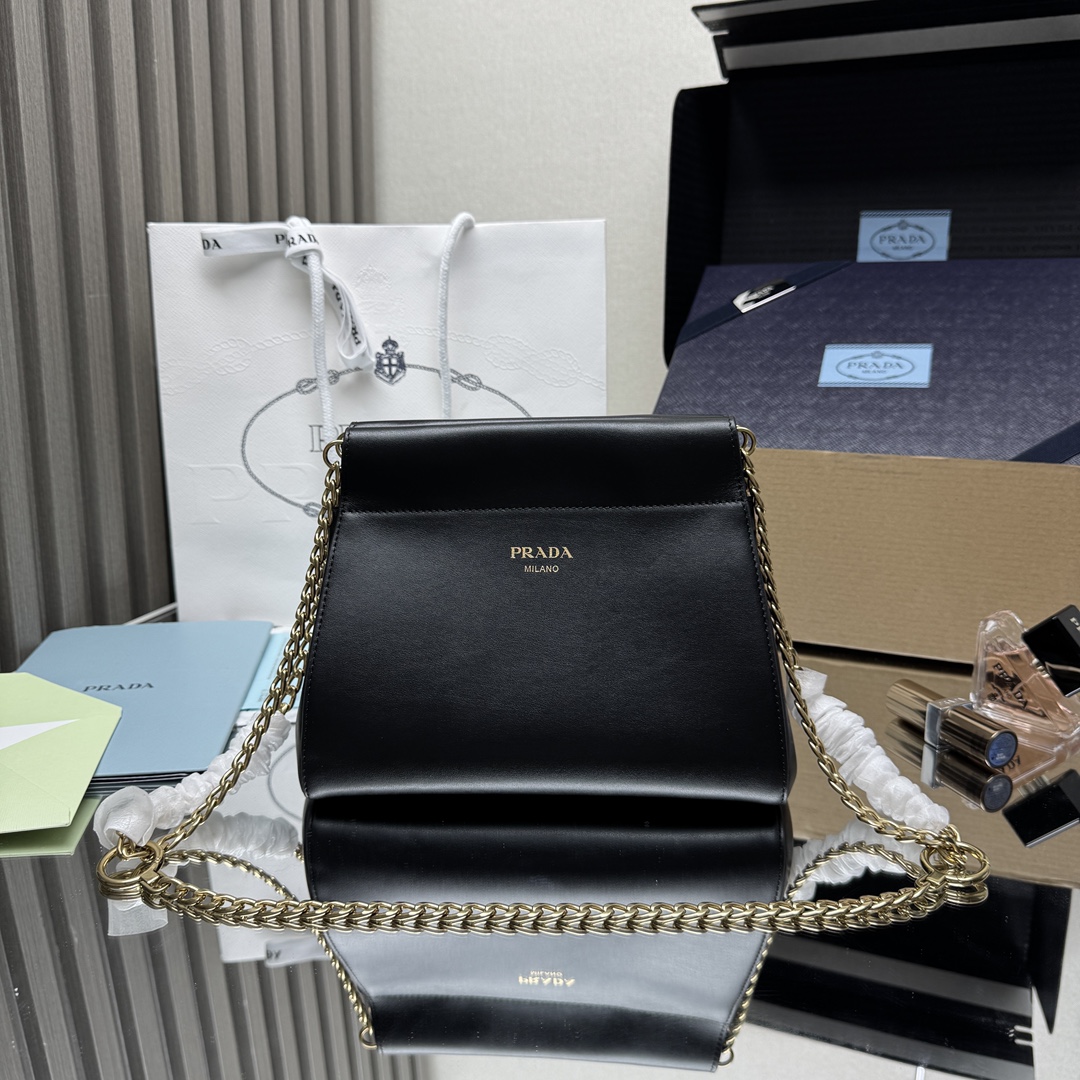 NO:659291,[Top original order] New product 1BC263 mini chain bag. The modern and feminine Enchané handbag echoes the charming retro silhouette and is transformed through new proportions. The imported calf leather design is decorated with a chain handle, showing a modern and elegant style. The chain handle  , detachable chain shoulder strap, embossed letter logo on the front, magnetic buckle closure, large capacity space. Another popular style that will never go out of style, babies. Hurry up and get it. Size: length 22x height 18x bottom 11.5cm, PRADA, prada, cowhide19860909【顶级原单】新品1BC263迷你链条包现代女性化的Enchané手袋呼应迷人的复古廓形,通过全新比例进行改造.进口小牛皮革设计饰以链条手提柄,展现现代而优雅的风格.链条手提柄,可拆卸链条肩带,正面压花字母徽标,磁扣闭合,容量空间大.又是一款永久不过时爆款,宝宝们.赶紧入手吧尺寸；长22x高18x底11.5cm,PRADA,prada,cowhide,Bag