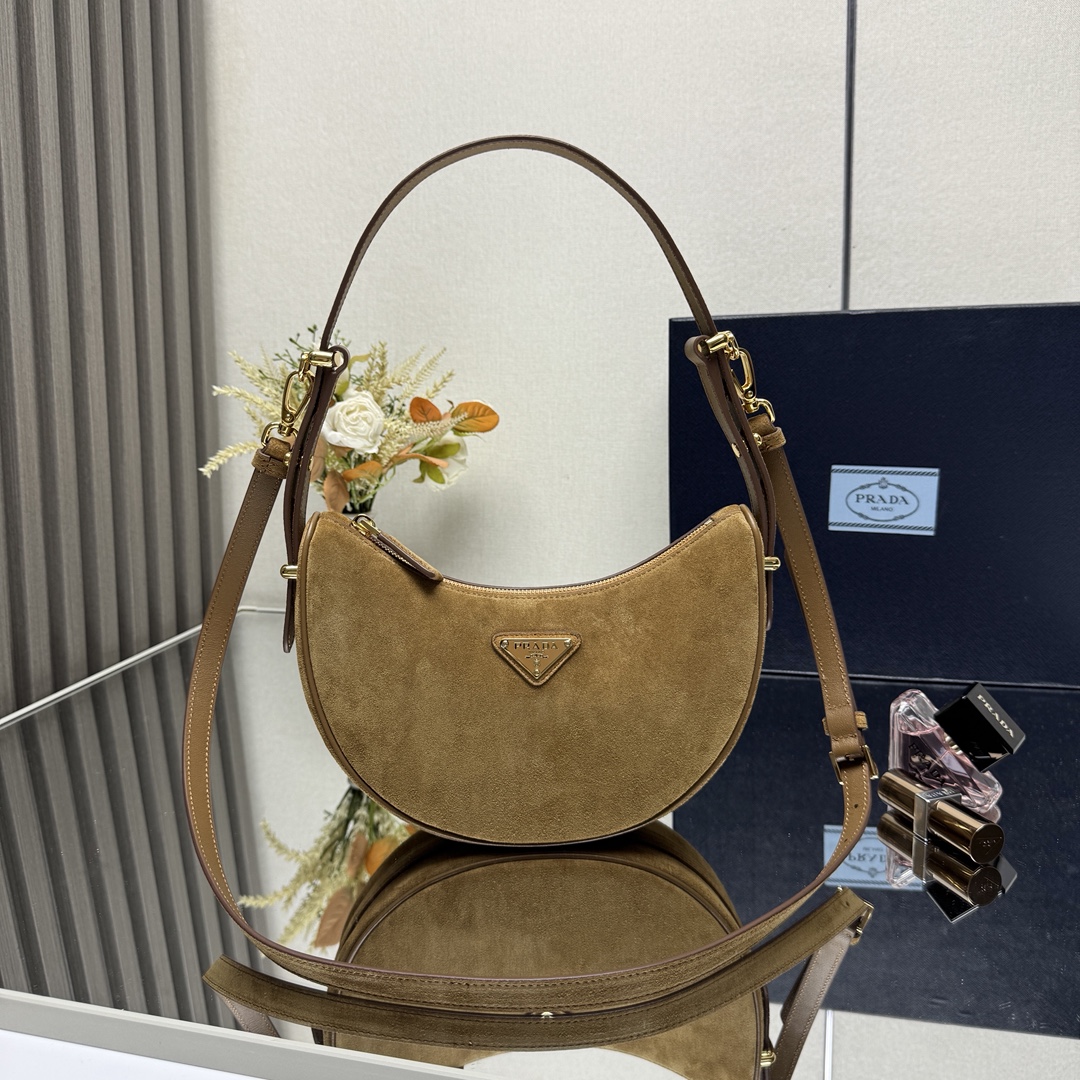 NO:659253,[Top Original Order] (Large Nubuck Leather) Moon Handbag 1BC194 Double Shoulder Strap This simple Moon handbag uses frosted cowhide to bring out the modern and versatile charm. The curved body design is equipped with 2 long/short adjustable shoulder straps, which makes it easy to change the shape at will. It is equipped with imported lambskin inside, and the metal accessories add a bright style. The upper body effect is very cool/fashionable. It is another popular style that will never go out of style. Baby, hurry up and get it.  Dimensions: length 22.5x height 18.5x bottom 6.5cm, PRADA, prada, cowhide, sheepskin19860909【顶级原单】（大号磨砂皮）Moon手袋1BC194双肩带这款简约Moon手袋为磨砂牛皮绽现摩登百搭的魅力.弧形包身设计,配有2条长/短可调节肩带,便于随心转换造型.内配进口小羊皮,金属配件更添亮丽格调,上身效果非常酷/时尚,又是一款永欠不过时爆款宝宝们,赶紧入手吧 尺寸长22.5x高18.5x底6.5cm,PRADA,prada,cowhide,sheepskin,Bag