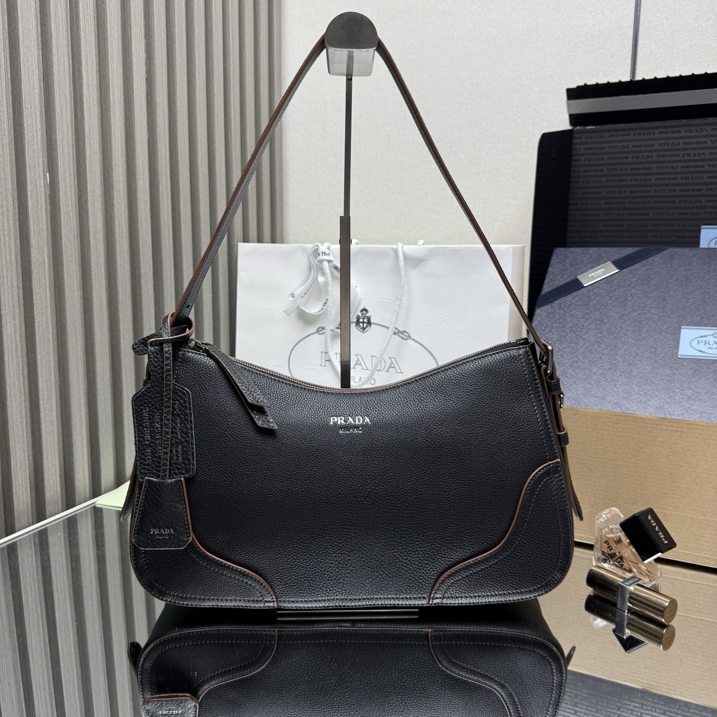 NO:659237,[Top original order] New product 1BC This new interpretation of the iconic Aimée bag celebrates the heritage of the P family with a design reminiscent of a travel theme. The unique hobo silhouette adds a new element, as the leather is rich in texture and exhibits fine, irregular textures, giving a natural and refined effect.  The reinforced corners inspired by travel bags highlight the spirit of craftsmanship and the timeless character of this style. The detachable keychain/hot-engraved tag has a large capacity and is a timeless hot item. Get it now. Dimensions: length 36x height 20x bottom 11cm, PRADA, prada, travel  bags19860909【顶级原单】新品1BC这款标志性Aimée包袋的全新诠释以令人想起旅行主题的设计,颂扬了P家的传统.独特的hobo版型增添了新的元素,因为皮革纹理丰富,呈现出精细、不规则的纹理,呈现出自然而精致的效果.灵感源自旅行包的加固边角彰显了工匠精神和这一风格的永恒特征.可拆卸钥匙圈/烫字吊牌,容量空间大,又是一款永久不过时爆款宝宝们,赶紧入手吧尺寸长36x高20x底11cm,PRADA,prada,travel bags,Bag