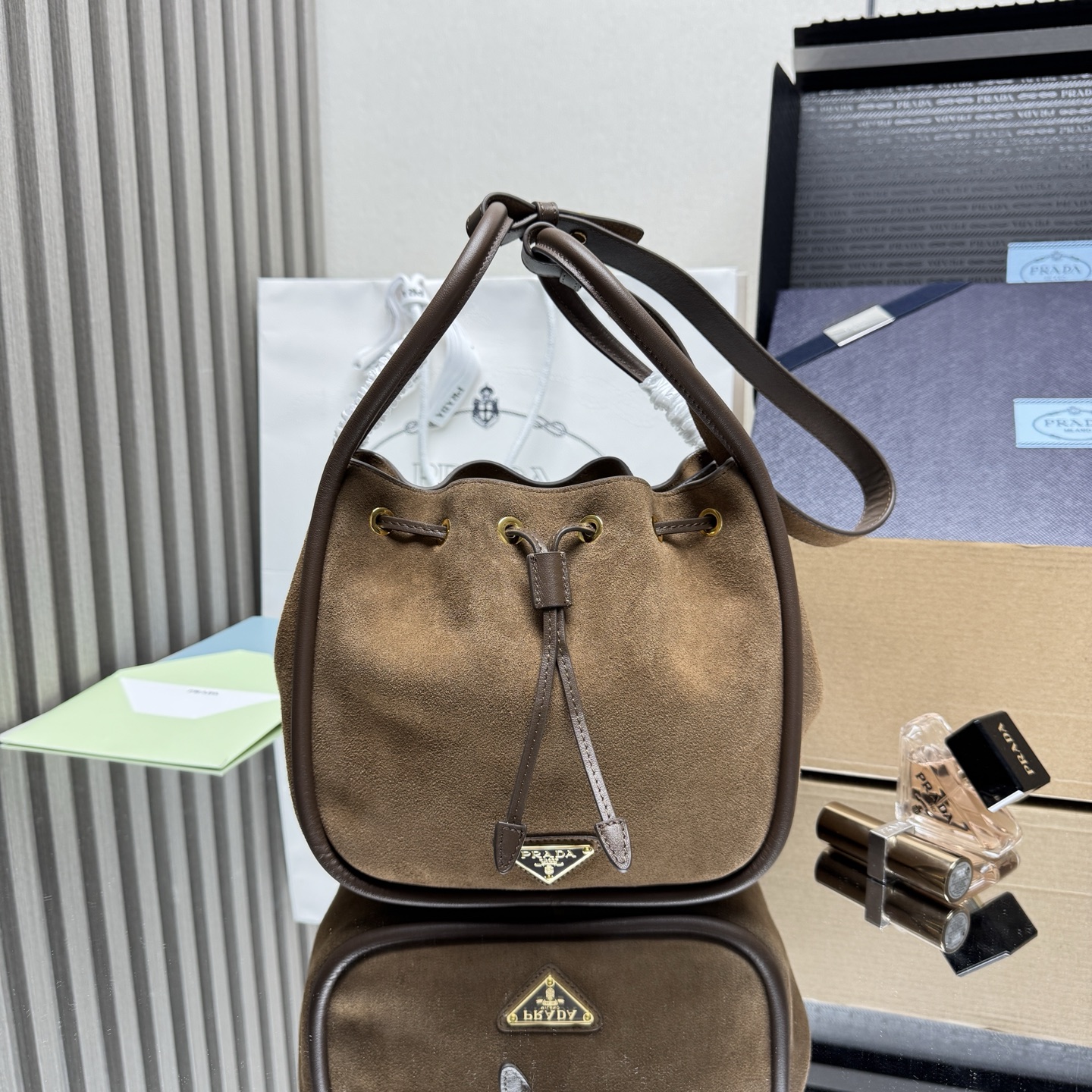 NO:659239,[Top original order] New bucket bag 1BE087 suede. This bucket bag is made of suede and is equipped with a detachable long shoulder strap, which can be carried in various ways. It can be carried by hand or on the shoulder. The bag mouth is designed with a drawstring, which is highly functional and perfect. The space is large, and the upper body effect is good-looking and fashionable. Baby, hurry up and get it. Dimensions: length 22x height 21x bottom 10.5cm, PRADA, prada, chamois leather19860909【顶级原单】新款水桶包1BE087麂皮这款水桶包采用进麂皮,配有一条可拆卸长肩带,多种背法.又可手提又可肩带,袋口为抽绳设计,功能性強,太完美空间大,上身效果好看又时尚,宝宝们,赶紧入手吧尺寸长22x高21x底10.5cm,PRADA,prada,chamois leather,Bag