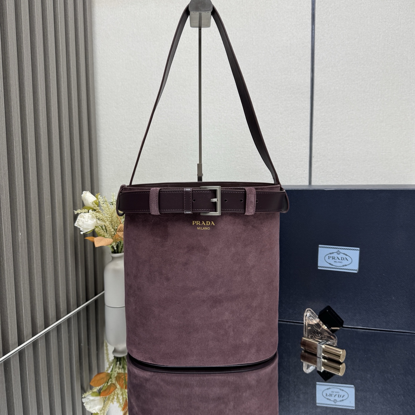 【Top original】🎉Nuevo bolso cubo de piel mate🎉1BE085🎉🎉Este moderno bolso cubo de piel de vacuno mate reinterpreta el…