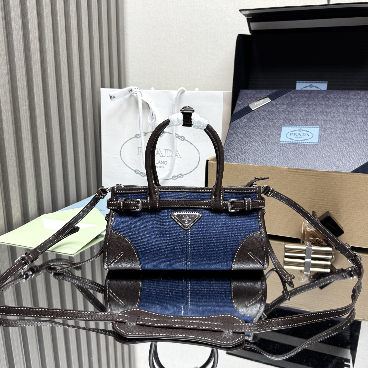 NO:852535,[Top original item] SoftLux denim with cowhide  The new Bonnie mini denim bag 1BA486. This mini hand-held crossbody bag is made of imported washed denim + cowhide, exuding a classic atmosphere. It is equipped with a detachable and adjustable leather shoulder strap, which can be used for cross-body, hand-held and shoulder straps. It has a large capacity and is easy to use. It is definitely a must-have for fashionistas. It is small in size and is really cute. Hurry up and take this retro style handbag home!  Size: Length 23.5 Height 12x Bottom 9cm, Prada [price based on quantity], prada, satchels, crossbody bags, cowhide19860909【顶级原单】SoftLux牛仔布配牛皮 新款Bonnie迷你号牛仔包1BA486这款迷你手提斜挎包采用进口洗水牛仔布+牛皮,散发出古典气息,配有一条可拆卸调节的皮革肩带,斜挎,手提,肩带,满足所有背法容量空间非常大,巨巨好用,绝对是时商达人们的必备款,小小尺寸,真的太太可爱了赶紧把这款复古格调手拎包带回家吧！尺寸:长23.5高12x底9cm,普拉达【跑量价】,prada,satchels,crossbody bags,cowhide,Bag