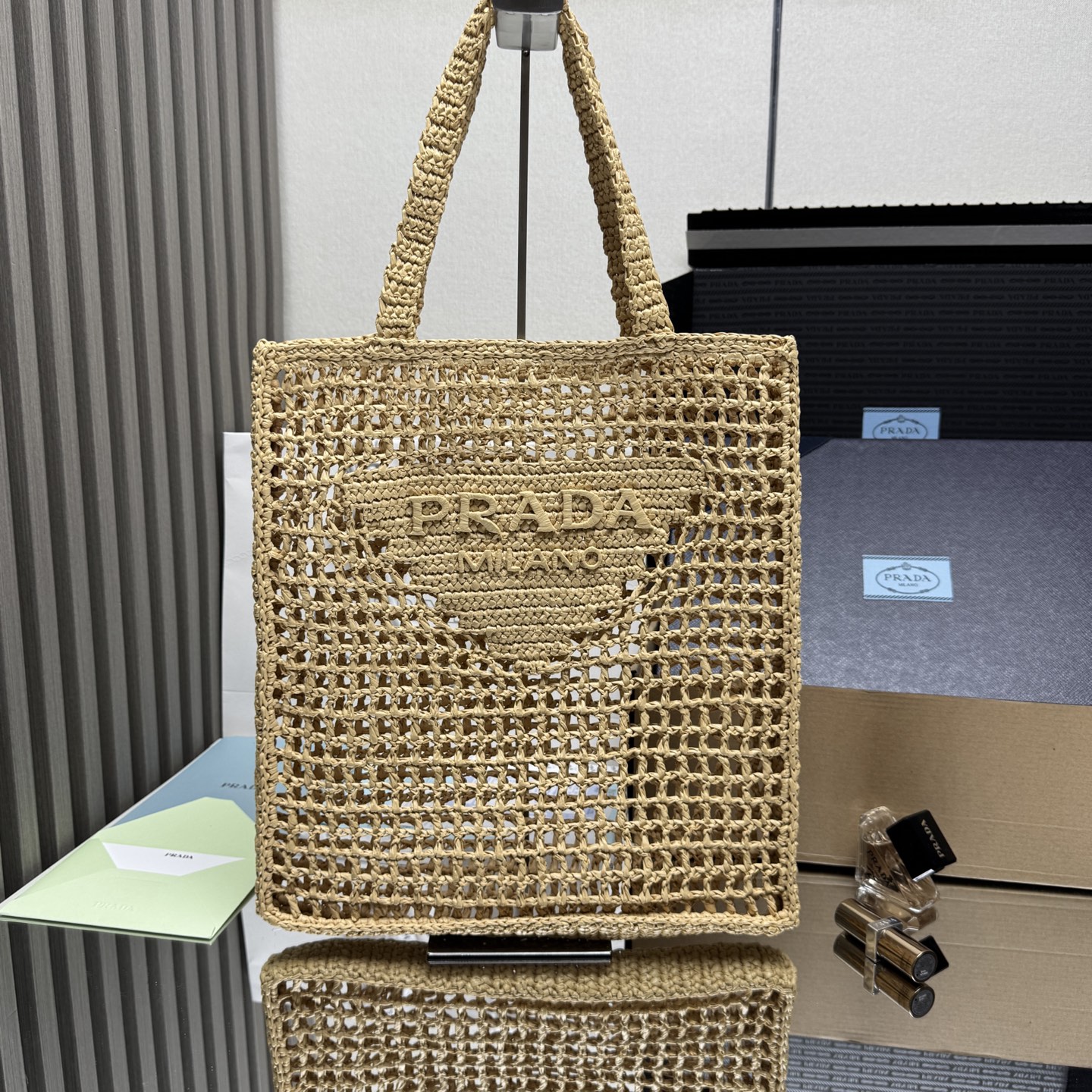 NO:852552,[Top original order] 2026 spring and summer women's bag woven raffia fiber tote bag 1BG393 This soft deconstructed tote bag is made of raffia fiber material. The light and natural material reveals the summer mood. The iconic home triangle logo is renewed  Reinterpret it to decorate the front of the bag, with an embroidered lettering logo in the center to awaken the brand's style. It's so beautiful and a must-have for summer, get it now. Size: length 36x height 38x bottom 3cm, Prada [price in quantity], prada, totes19860909【顶级原单】2026春夏女包编织酒椰纤维托特包1BG393这款柔和的解构式托特包以酒椰纤维材质打造,轻盈自然的材质表露夏日心绪.标志性的家三角形徽标焕新重释,装点包身正面,中心处饰以刺绣刻字徽标,唤醒品牌格调.太美了夏天必备,赶紧入手吧尺寸长36x高38x底3cm,普拉达【跑量价】,prada,totes,Bag