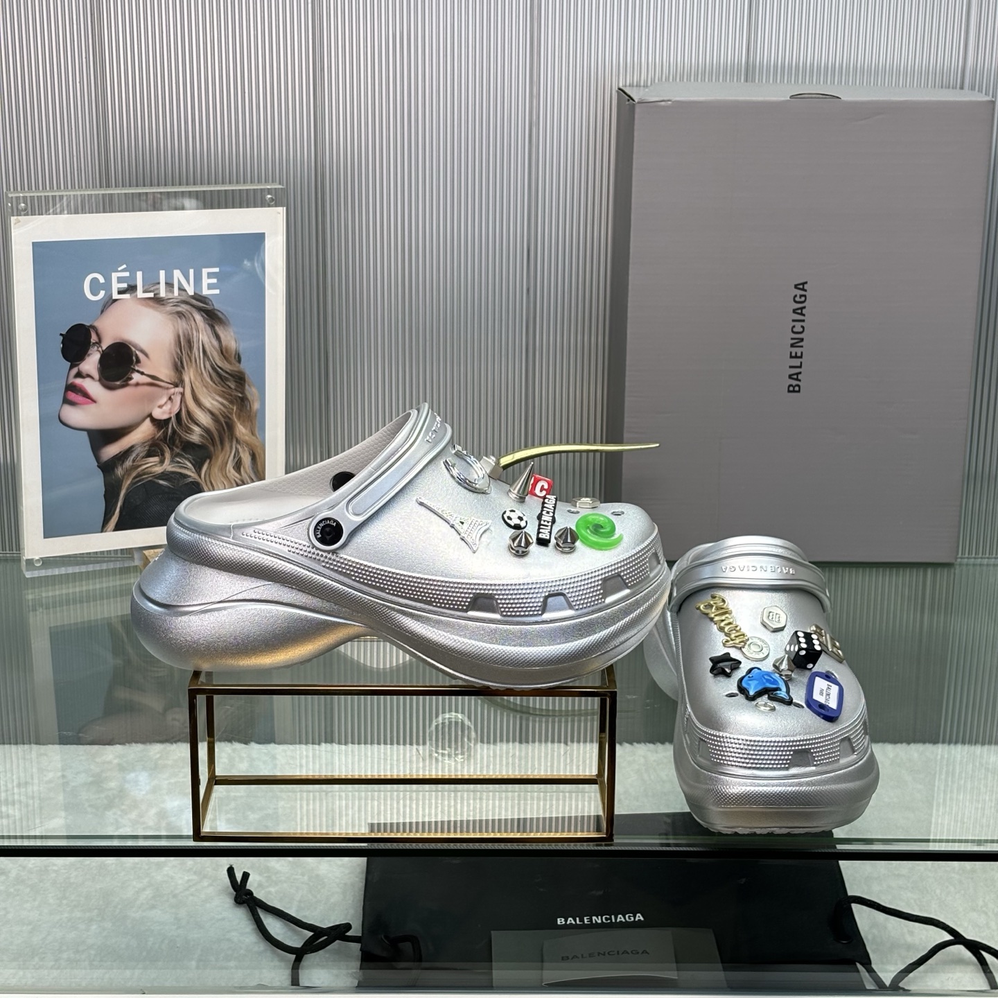 NO:390532,'Exclusive Top Version' Balenciaga ~ 25vs spring and summer hot spring cake sandals series... The must-have slippers in this IN era... Balenciaga x hole shoes, imported EVA rubber and plastic, shaking anti-slip thick sole, new spring dark horse items, fashion bloggers at home and abroad show off, popular among social platforms at home and abroad, fashion experts must buy, and have a lot of money to create. Craftsmanship, precise restoration of every detail... The original mold opening of the upper EVA rubber and plastic integrated molding Thick sole 6cm Size 35-44 (the male size is mostly half the size) The original packaging The color official website is updated simultaneously, slippers, balenciaga, balenciaga, slippers19860909女男《独家顶级版本》 巴黎世家 ～25vs春夏爆款松糕凉拖系列… 在这个IN时代必备的拖鞋… Balenciaga x洞洞鞋,进口EVA橡塑,摇摇防滑厚底,春季新款黑马单品,海内外时尚博主纷纷上脚大秀,火遍海内外社交平台,时尚达人必入款,重金开模打造 匠心工艺,精准还原每个细节…… 鞋面原版开模EVA橡塑一体成型 厚底6cm 码数35-44（男码偏大半码） 包装原版全套包装 颜色官网同步更新,拖鞋,balenciaga,balenciaga,slippers,Women's Shoes