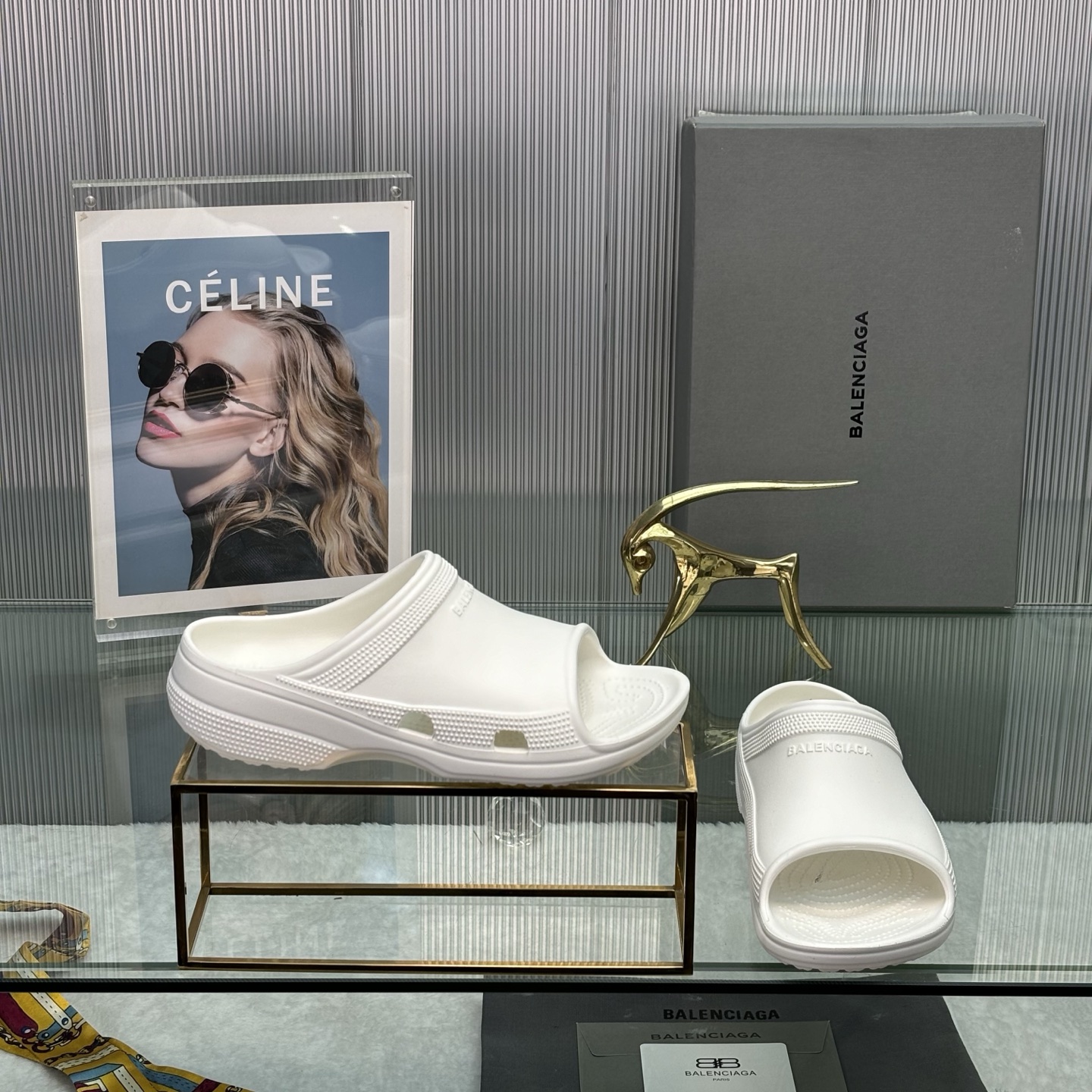 NO:390502,100 35-46 couples, the latest Balenciaga slippers are shipped!  A sandwich that has become popular on major platforms of INS and Xiaohongshu!  It is made of high-tech materials and molds, which are both lightweight, wear-resistant and waterproof!  The colors are increasing one after another, meeting your various color combinations and different needs. A very cost-effective product!  ,slippers,balenciaga,slippers19860909出100 35-46情侣款 年巴黎世家最新款拖鞋出货啦！ 一款火遍INS、小红书各大平台的凉拖！ 采用高科技材料、模具一体成型、既轻便、又耐磨、还防水！ 颜色陆续增加中,满足你各种颜色搭配,不同的需求 一款性价比超高的产品！,拖鞋,balenciaga,slippers,Women's Shoes