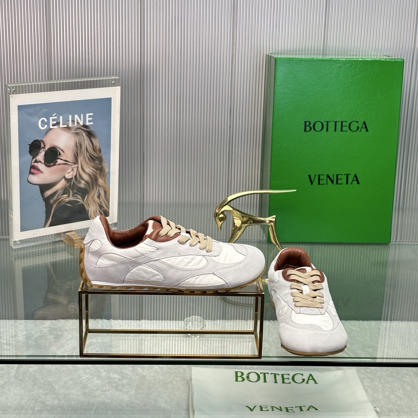 NO:392767,Original mold opening accessories Bottega Veneta BV latest Orbit series retro casual sneakers couples. Bottega Veneta is inspired by the free and casual retro style of the 1990s, and launches a new neutral sneaker Orbit series. While ensuring casual comfort, there is no shortage of fine sculpting of the styling design. It matches the selected space cloth fabric to echo the brand's iconic Intreccio elements to achieve a light feel of the feet and bring a new interpretation with a sophisticated avant-garde design. Paying tribute to the personality style in the collision of functions and silhouettes, creating a timeless styling style. Dynamics is one of Matthieu Blazy's important design concepts. While wearing comfortably, it can also elegantly modify the foot lines, and can easily match trousers or skirts to easily control a variety of daily styles. Fabrics Original custom ox back fleece  Inner imported sheepskin sole original mold-open anti-slip TPU material Sole thickness 2CM inside**3cm Size: Women 35-40 / Men 39-45 (Female 40 and Men 45 customized), casual shoes/sports shoes, bottega veneta, bottega veneta, bottega veneta, bottega veneta, bottega veneta, bottega veneta, bottega veneta, bottega veneta, sneakers, skirts, sheepskin19860909原版开模配饰 Bottega Veneta 葆蝶家 BV最新款Orbit系列 复古休闲运动鞋 情侣款.  Bottega Veneta 以 90年代自由随性的复古风格为灵感,推出全新的中性运动鞋 Orbit 系列 在保证休闲舒适的同时 不乏造型设计的精细雕琢 搭配甄选太空布面料呼应品牌标志性Intreccio 元素 以此实现轻盈的脚感以精致前卫的设计带来全新的演绎,在功能与廓形的碰撞中致敬个性风采、打造永不过时的造型风格 动态”是Matthieu Blazy 的重要设计理念之一 在穿着舒适的同时,还可以优雅修饰足部线条,更能自由搭配裤装或裙装轻松驾驭多种日常风格 面料 原版定制牛反绒 内里 进口羊皮 鞋底 原版开模防滑TPU材质 底厚 2CM内**3cm 码数 : 女35-40 / 男39-45（女40 男45定做）,休闲鞋/运动鞋,bottega veneta,bottega veneta,bottega veneta,sneakers,skirts,sheepskin,Women's Shoes