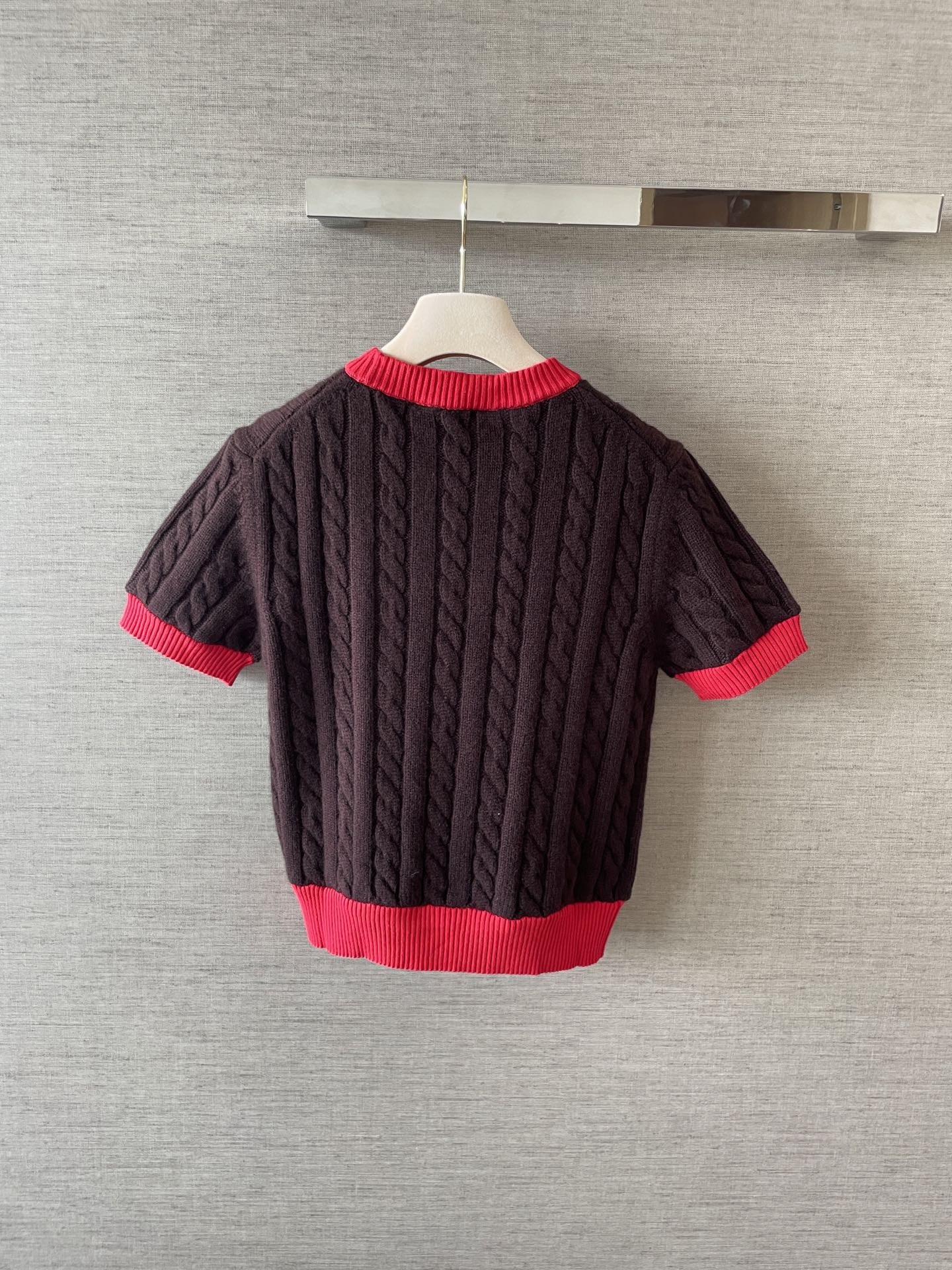 Miu Color Block Knit Top: Slim Fit, Designer Yarn, and Authentic Details 8 i1759744896594 8103 0 6
