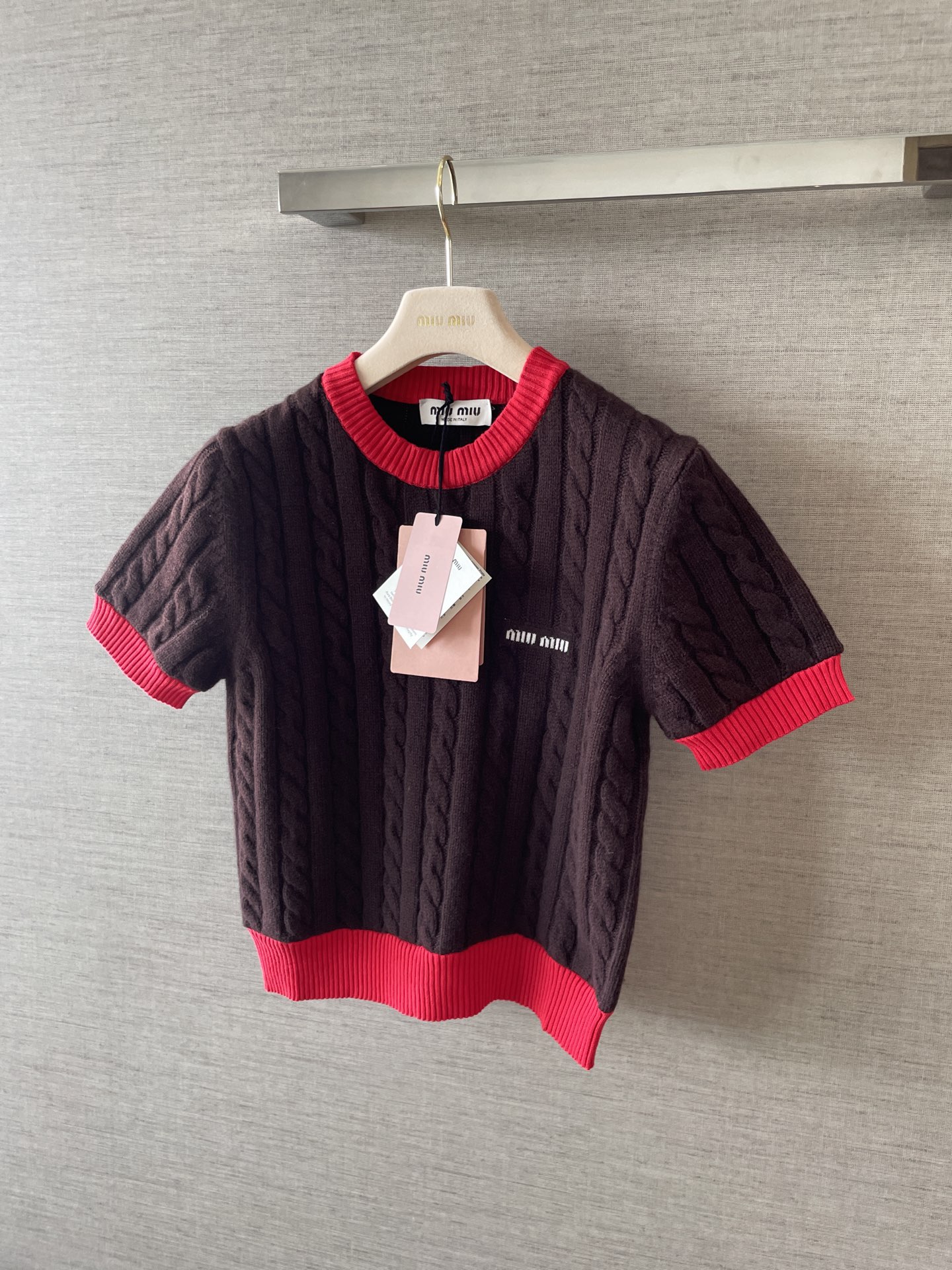 Miu Color Block Knit Top: Slim Fit, Designer Yarn, and Authentic Details 5 i1759744898228 5142 0 4