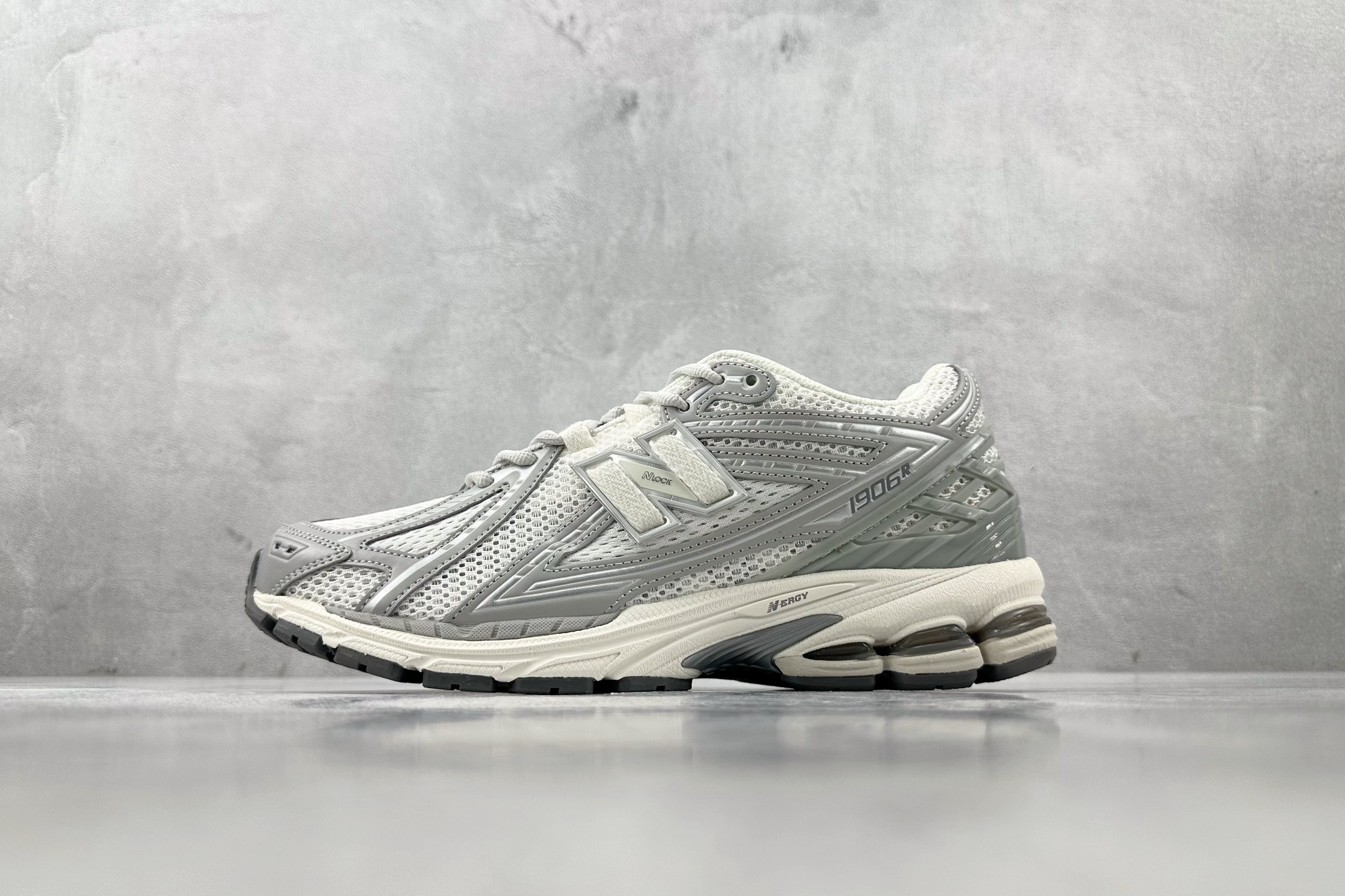 DT特价 特价 公司级 New Balance NB 1906R 银白灰 货号:M1906RJM 尺码:36 36.5 DT特价 特价 公司级 New Balance NB 1906R 银白灰 货号:M1906RJM 尺码:36 36.5
