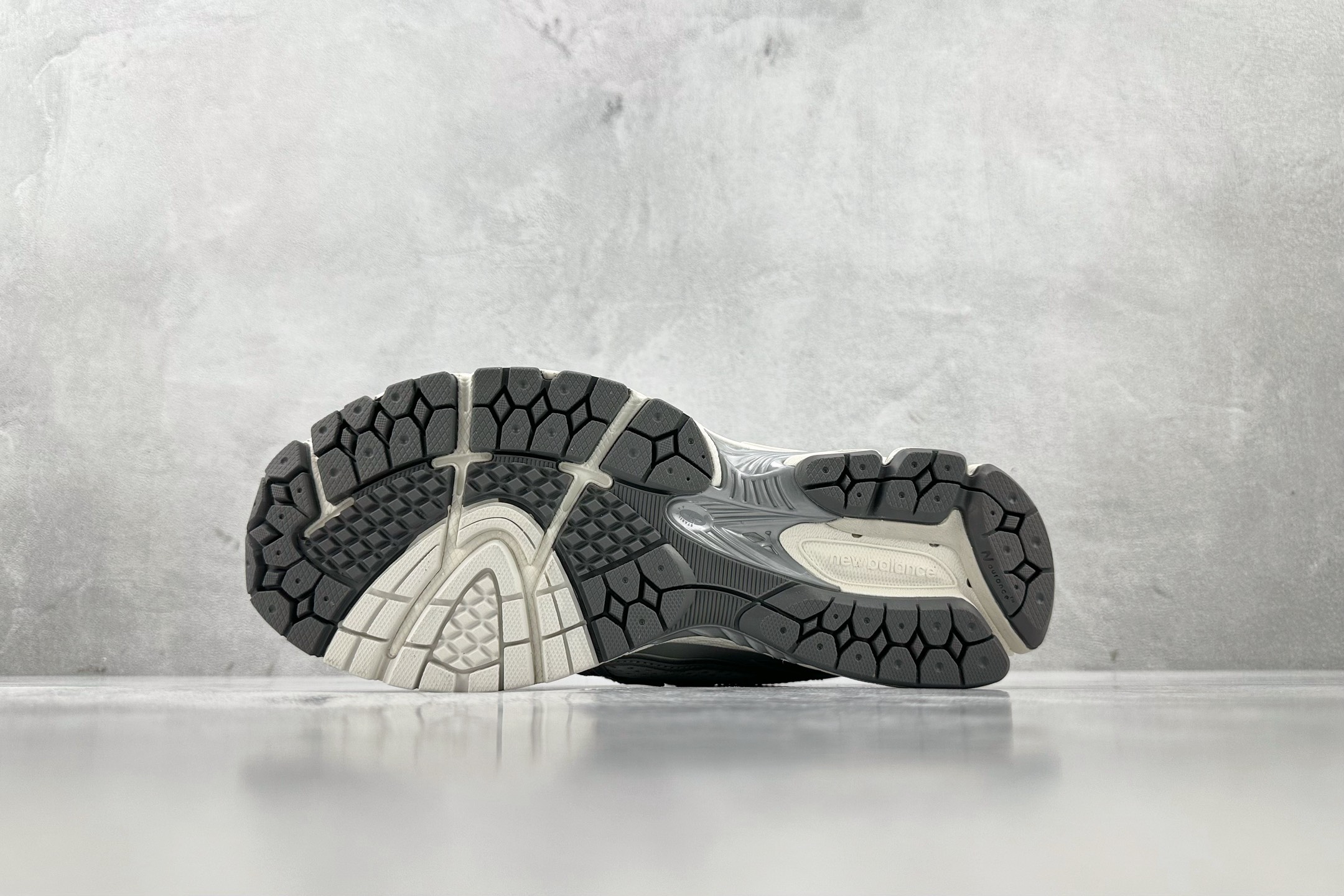 DT特价 特价 公司级 New Balance NB 1906R 银白灰 货号:M1906RJM 尺码:36 36.5 DT特价 特价 公司级 New Balance NB 1906R 银白灰 货号:M1906RJM 尺码:36 36.5