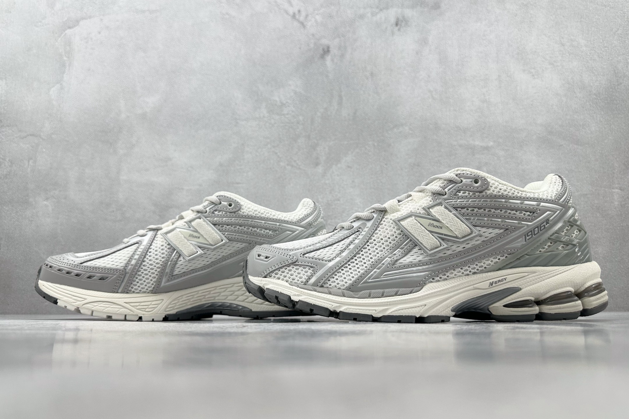 DT特价 特价 公司级 New Balance NB 1906R 银白灰 货号:M1906RJM 尺码:36 36.5 DT特价 特价 公司级 New Balance NB 1906R 银白灰 货号:M1906RJM 尺码:36 36.5