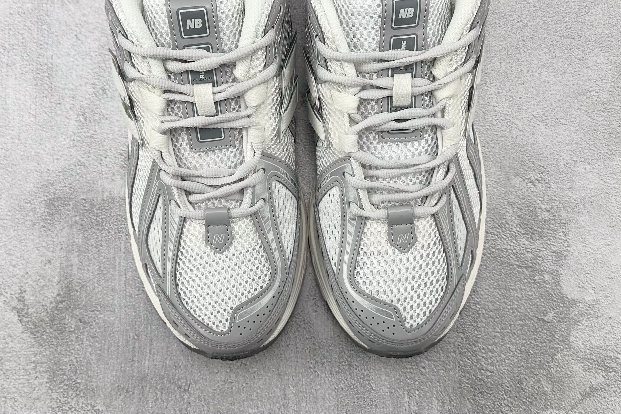 DT特价 特价 公司级 New Balance NB 1906R 银白灰 货号:M1906RJM 尺码:36 36.5 DT特价 特价 公司级 New Balance NB 1906R 银白灰 货号:M1906RJM 尺码:36 36.5
