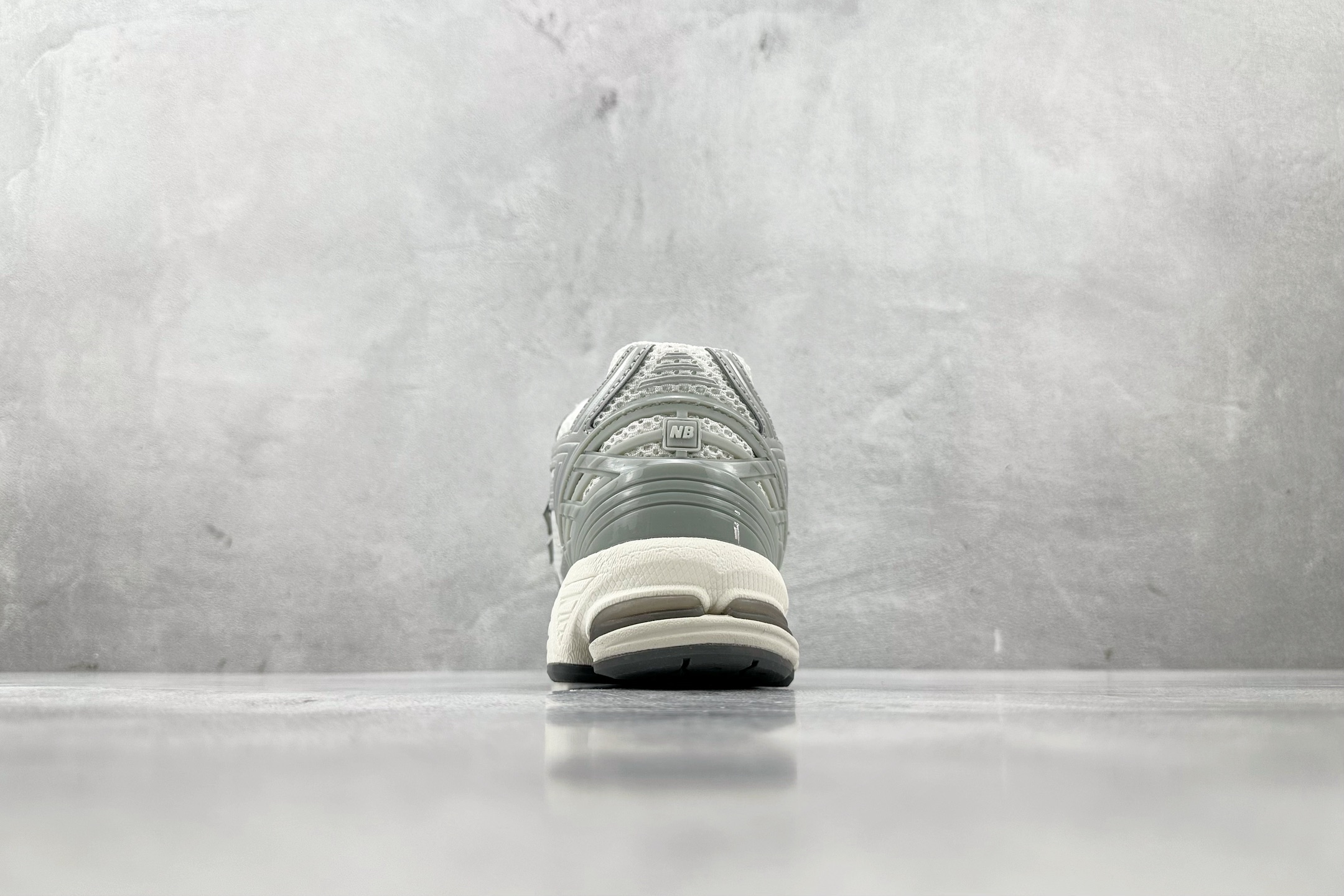 DT特价 特价 公司级 New Balance NB 1906R 银白灰 货号:M1906RJM 尺码:36 36.5 DT特价 特价 公司级 New Balance NB 1906R 银白灰 货号:M1906RJM 尺码:36 36.5