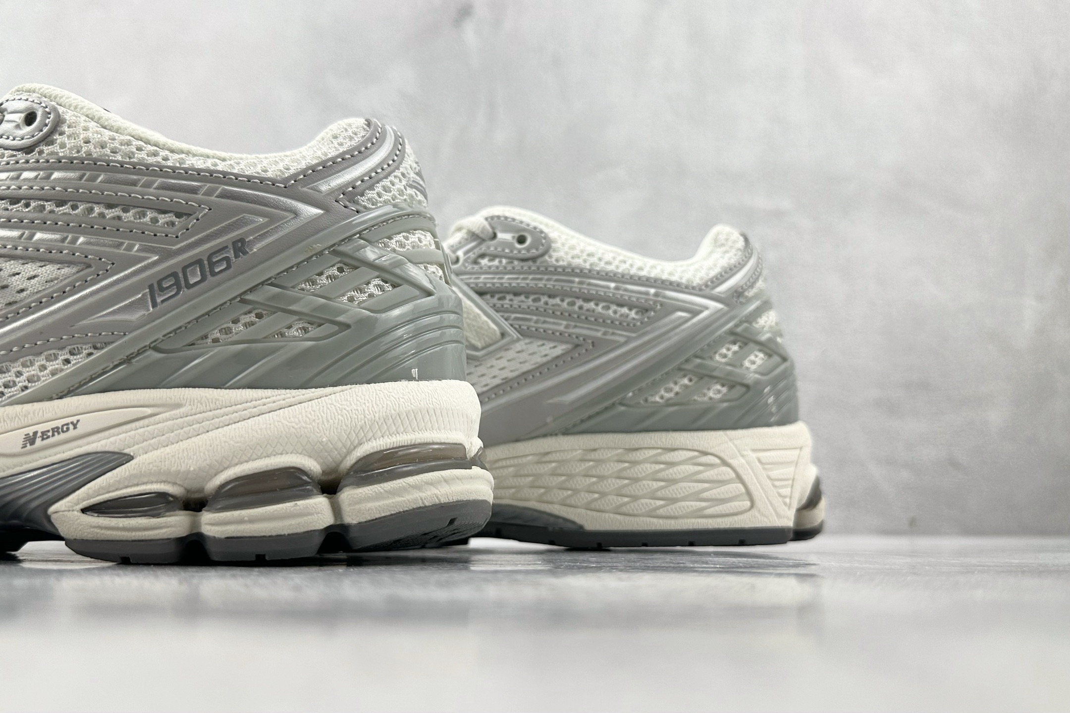 DT特价 特价 公司级 New Balance NB 1906R 银白灰 货号:M1906RJM 尺码:36 36.5 DT特价 特价 公司级 New Balance NB 1906R 银白灰 货号:M1906RJM 尺码:36 36.5