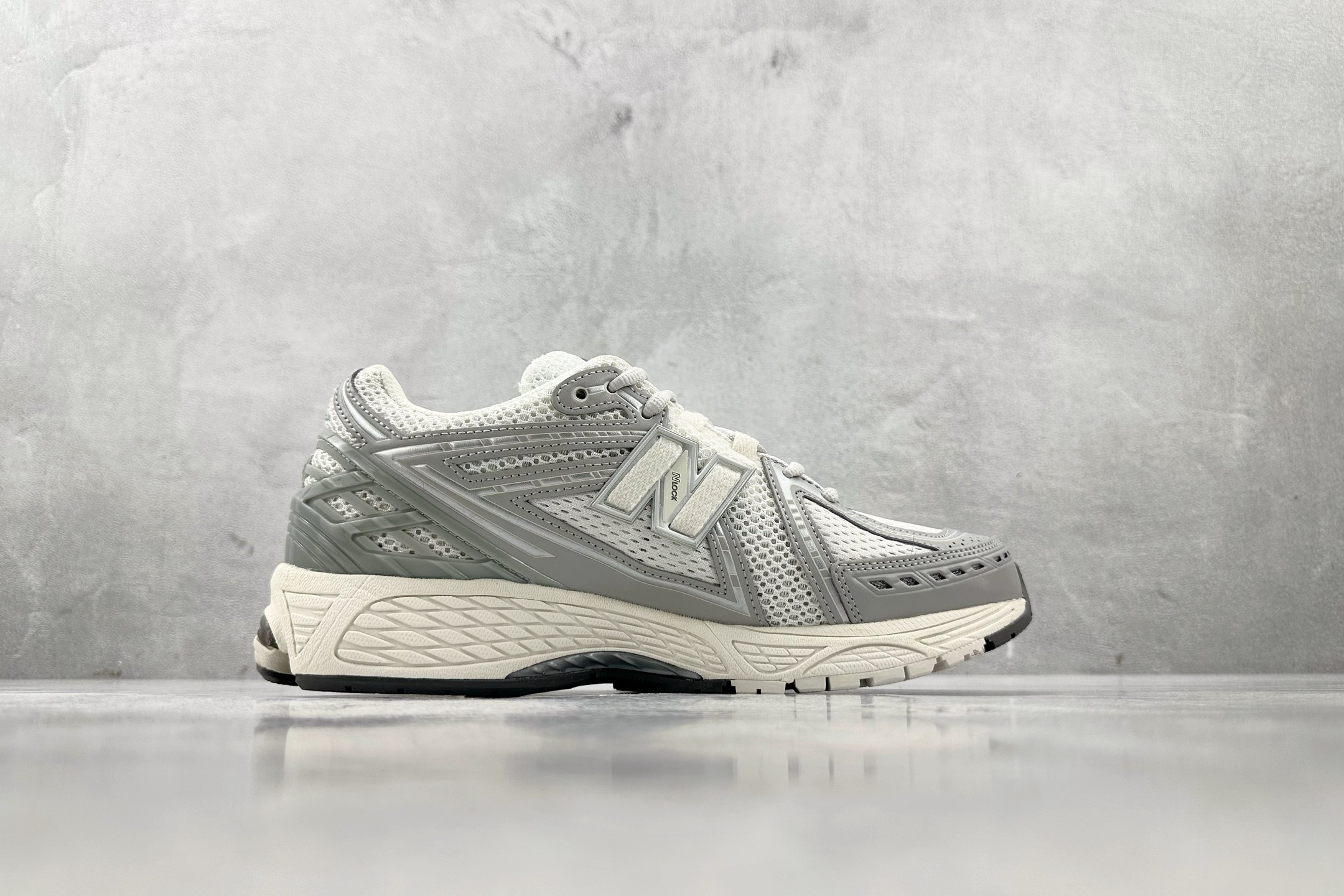 DT特价 特价 公司级 New Balance NB 1906R 银白灰 货号:M1906RJM 尺码:36 36.5 DT特价 特价 公司级 New Balance NB 1906R 银白灰 货号:M1906RJM 尺码:36 36.5
