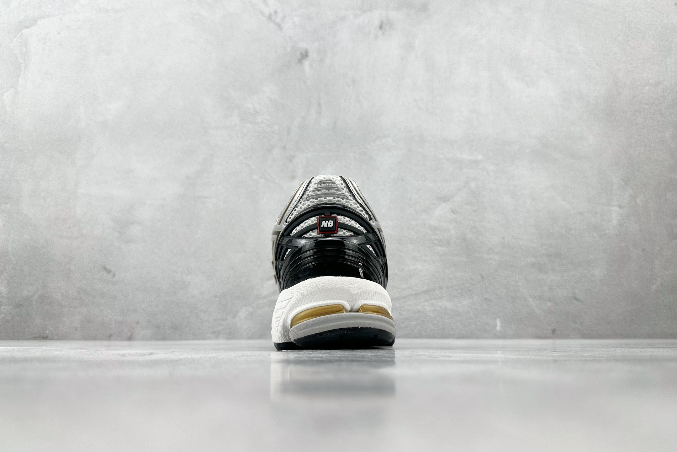DT特价 特价 公司级 New Balance NB 1906R 白银 货号:M1906RA 尺码:36 36.5 37 DT特价 特价 公司级 New Balance NB 1906R 白银 货号:M1906RA 尺码:36 36.5 37