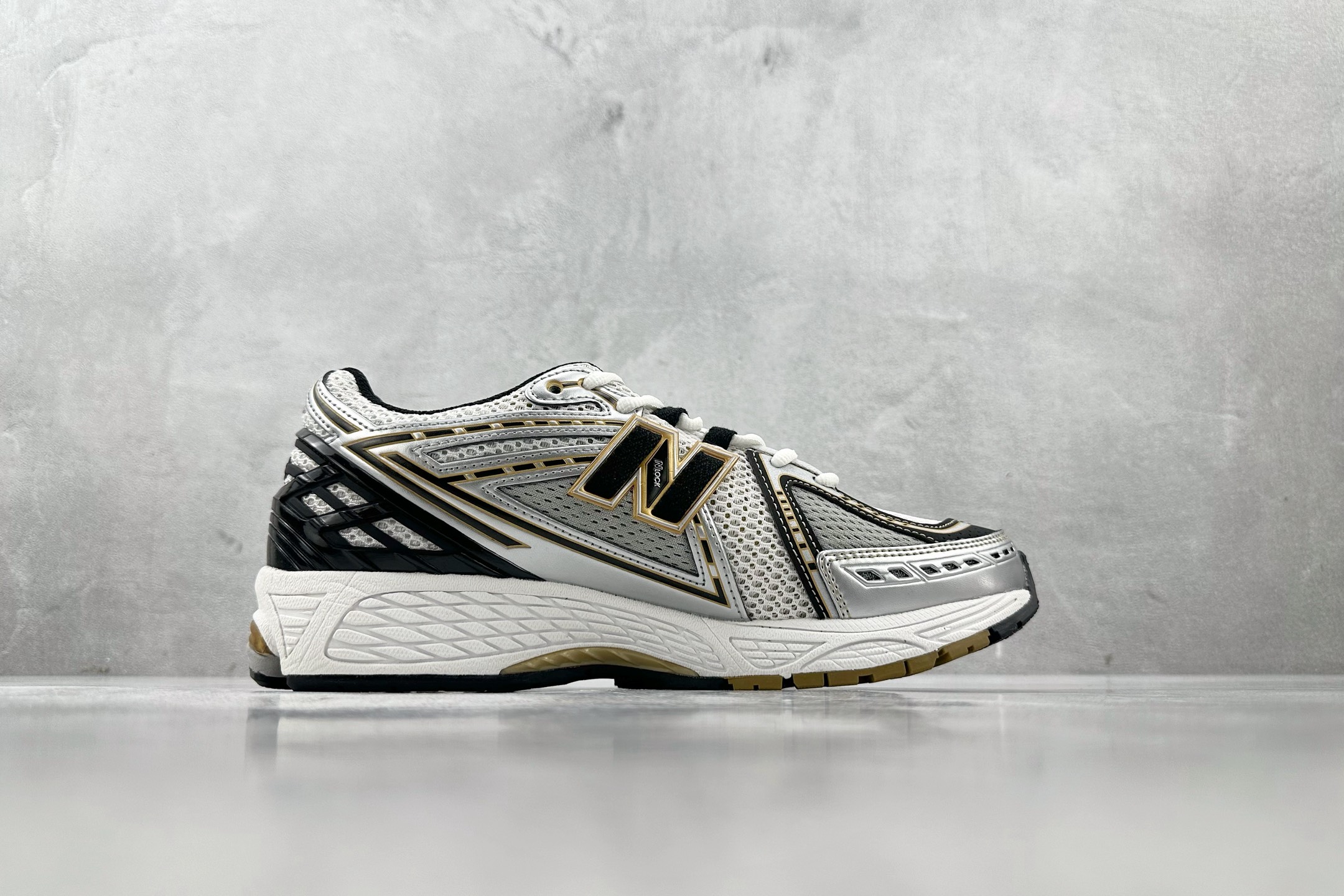 DT特价 特价 公司级 New Balance NB 1906R 白银 货号:M1906RA 尺码:36 36.5 37 DT特价 特价 公司级 New Balance NB 1906R 白银 货号:M1906RA 尺码:36 36.5 37