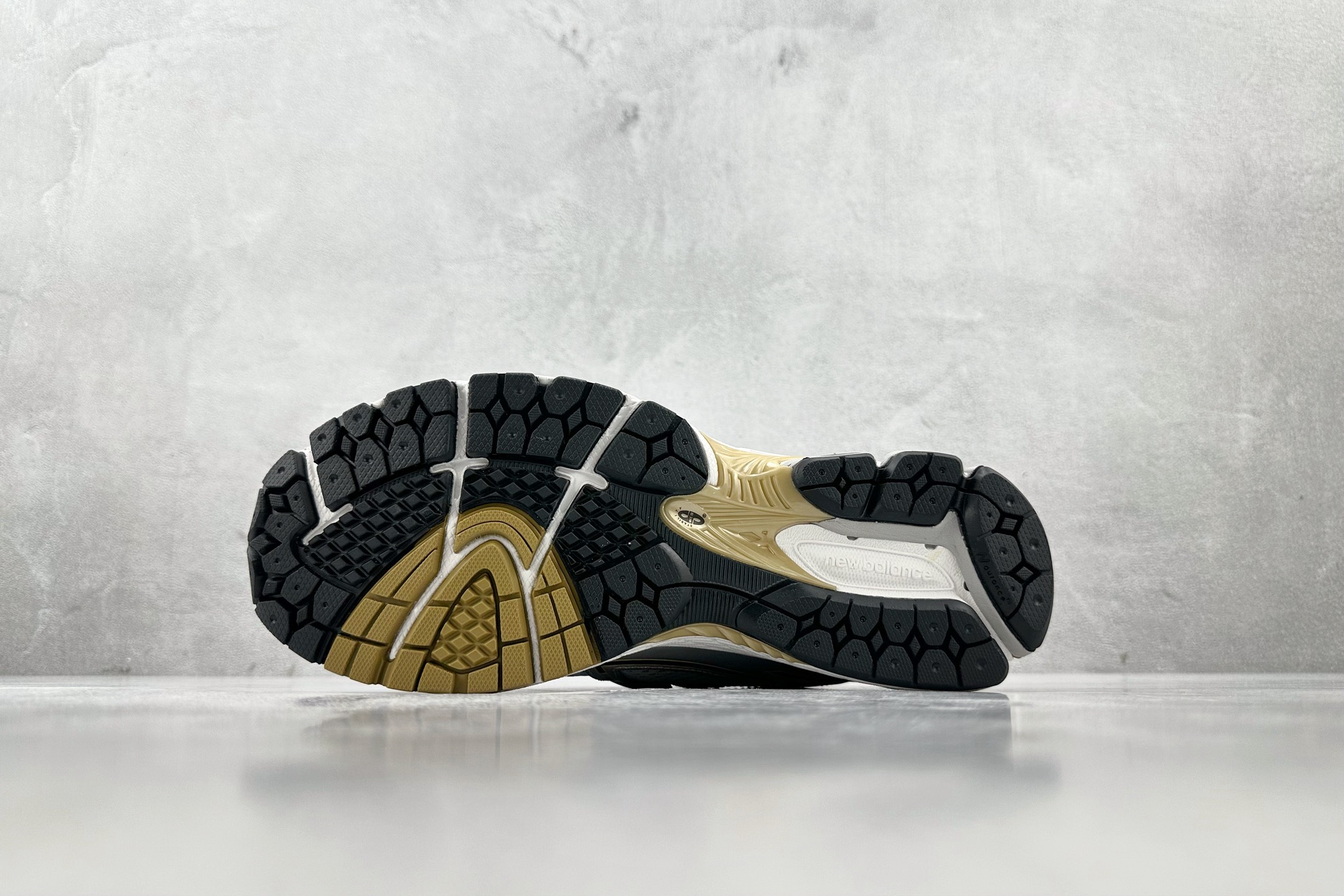 DT特价 特价 公司级 New Balance NB 1906R 白银 货号:M1906RA 尺码:36 36.5 37 DT特价 特价 公司级 New Balance NB 1906R 白银 货号:M1906RA 尺码:36 36.5 37