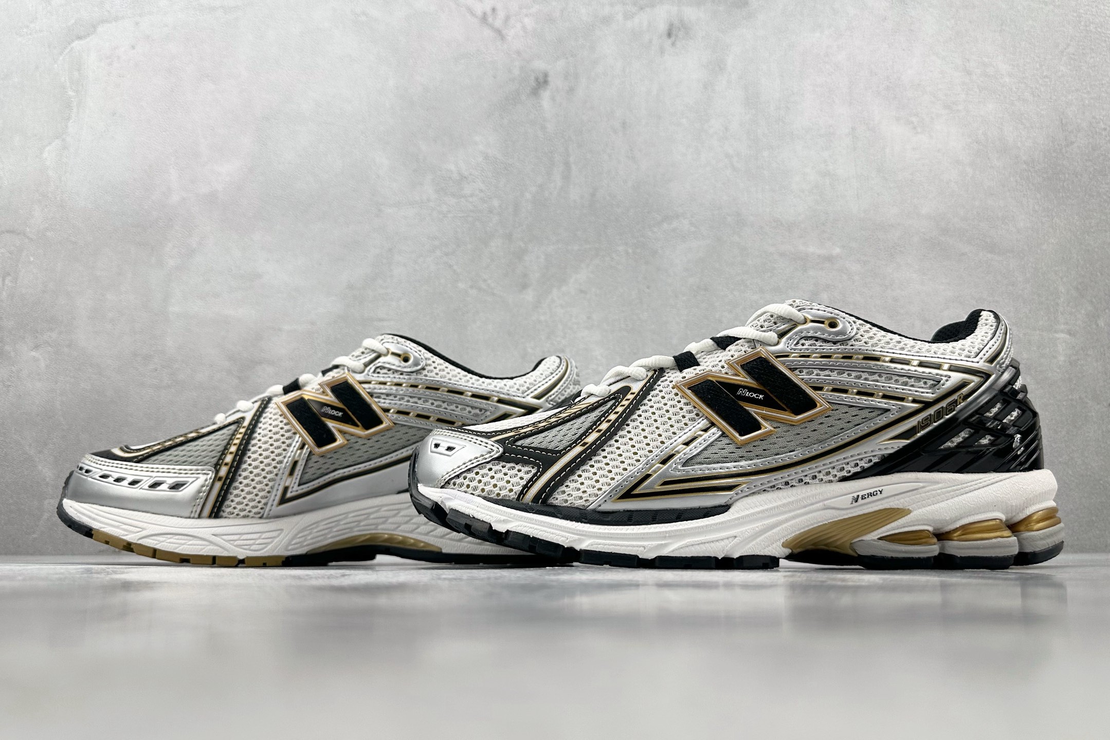 DT特价 特价 公司级 New Balance NB 1906R 白银 货号:M1906RA 尺码:36 36.5 37 DT特价 特价 公司级 New Balance NB 1906R 白银 货号:M1906RA 尺码:36 36.5 37