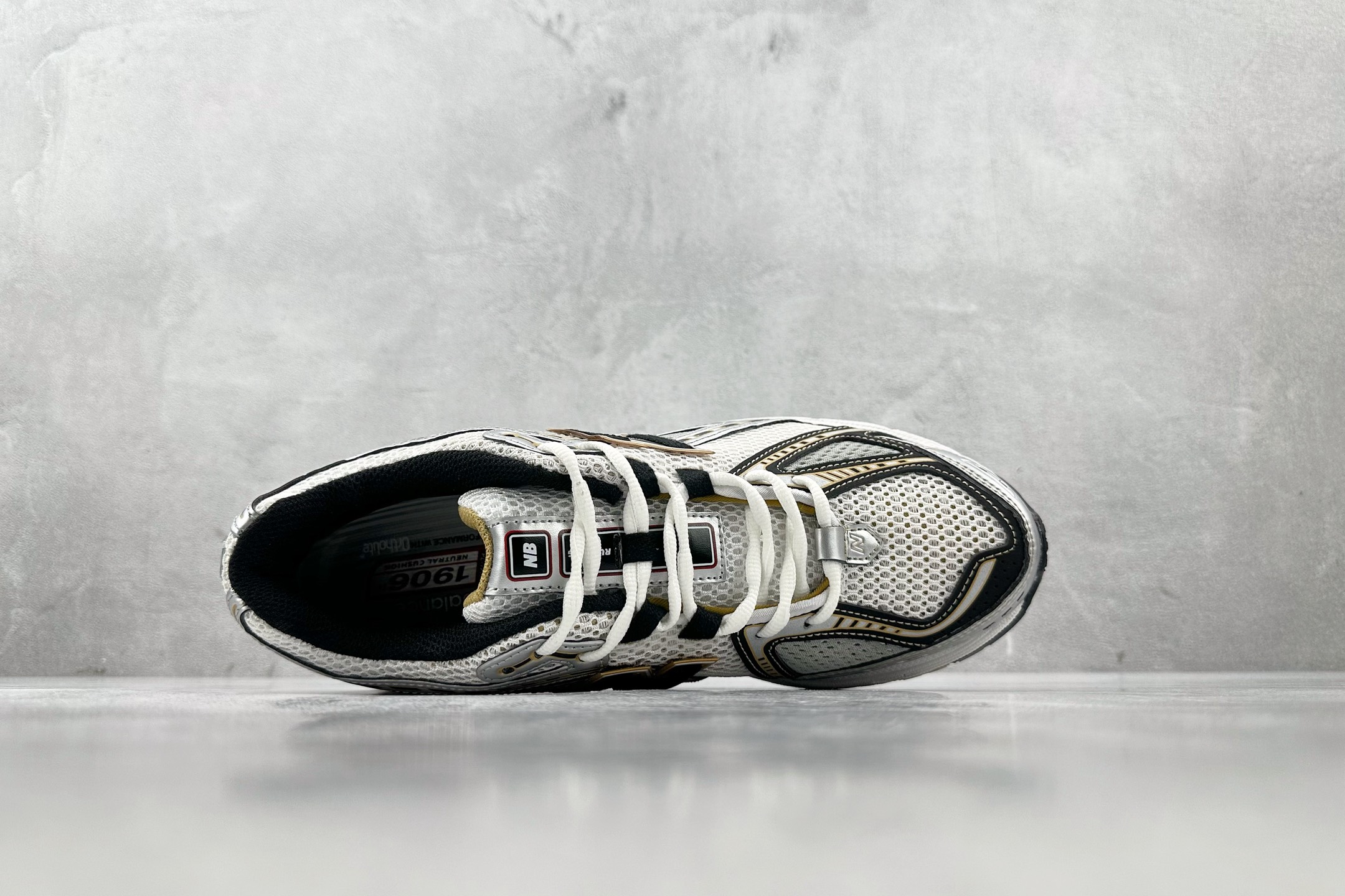 DT特价 特价 公司级 New Balance NB 1906R 白银 货号:M1906RA 尺码:36 36.5 37 DT特价 特价 公司级 New Balance NB 1906R 白银 货号:M1906RA 尺码:36 36.5 37