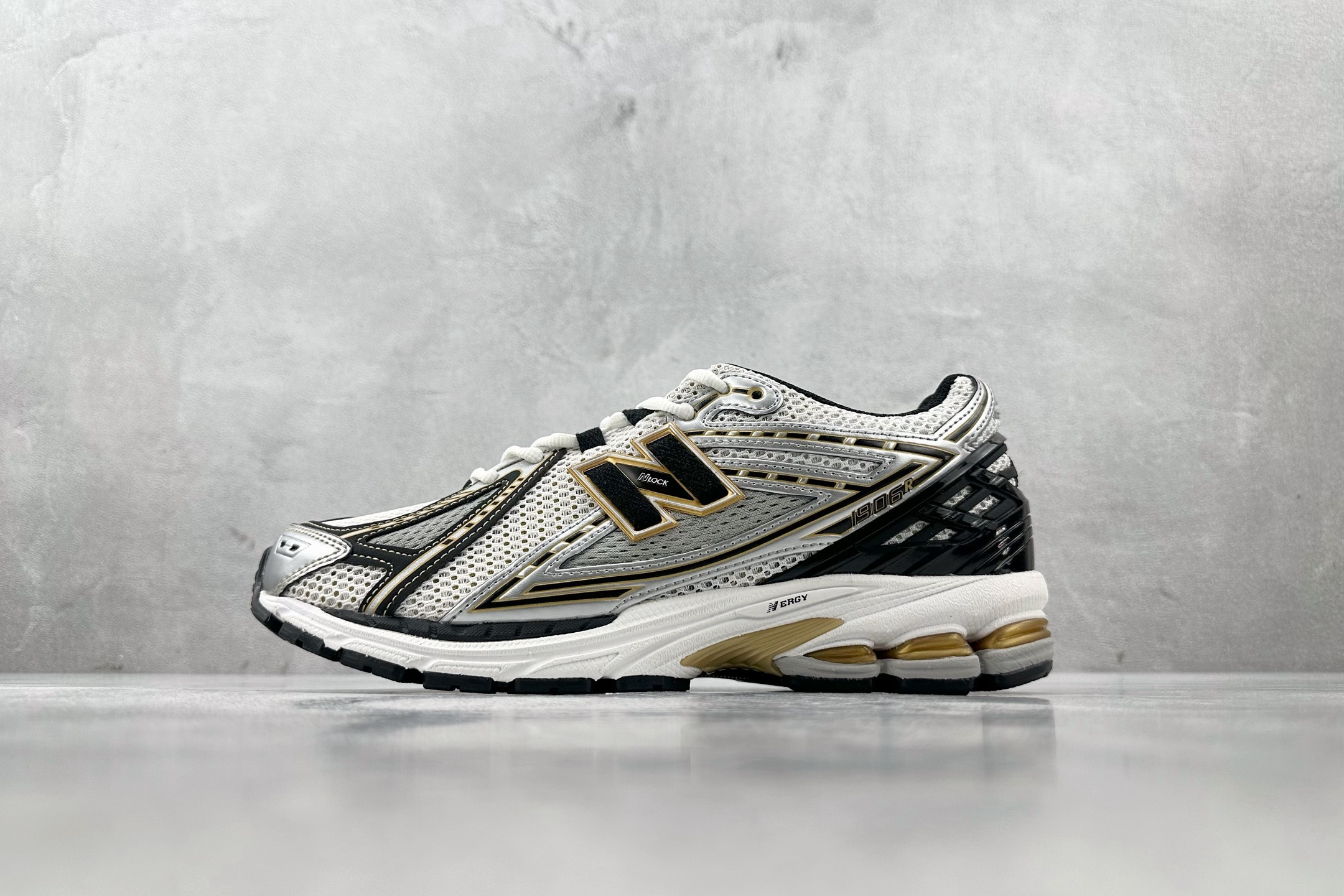 DT特价 特价 公司级 New Balance NB 1906R 白银 货号:M1906RA 尺码:36 36.5 37 DT特价 特价 公司级 New Balance NB 1906R 白银 货号:M1906RA 尺码:36 36.5 37